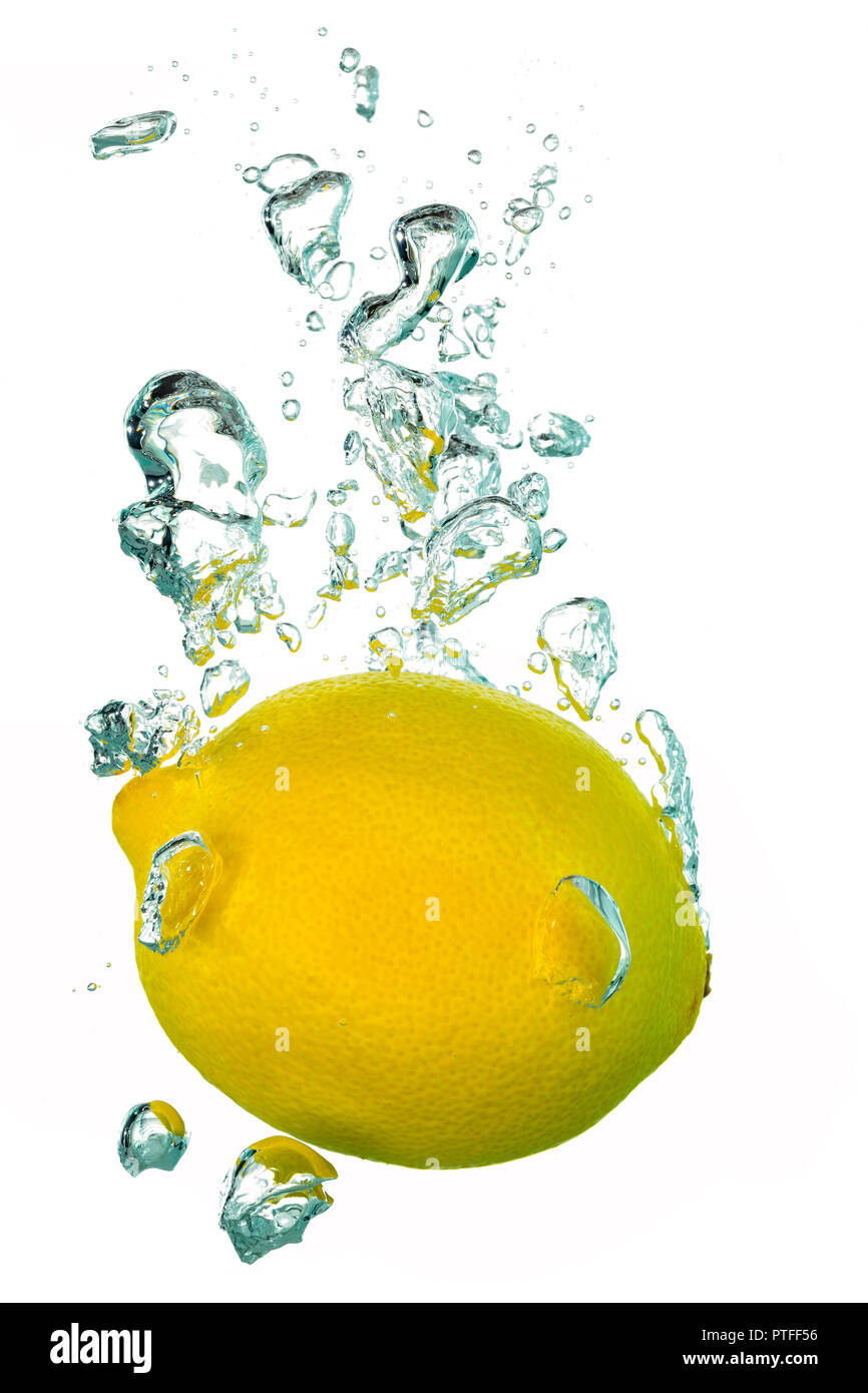 Une seule projection de citron dans l'eau avec des bulles d'air Banque D'Images