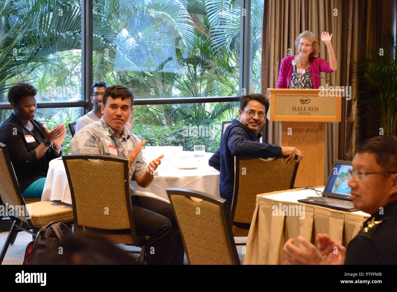 Le Dr Kathryn Braun, directeur de l'Université de Hawaii's Office of Public Health Studies, accueille des participants de la 20e conférence annuelle en matière de santé publique dans de grandes populations (H.E.L.P.) à Honolulu, le 10 juillet. En partenariat avec l'Université de Hawaii's Office of Public Health Studies, le cours est effectué par le Centre d'excellence en matière de gestion des catastrophes et l'aide humanitaire, et organisé en collaboration avec le Comité international de la Croix-Rouge (CICR). Banque D'Images