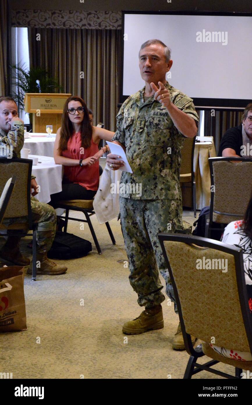 Le commandant du Commandement du Pacifique des États-Unis Adm. Harry Harris fournit des remarques de clôture le dernier jour de la santé publique dans de grandes populations (H.E.L.P.) cours à la Hale Koa Hotel à Honolulu, Hawaï, le 21 juillet. Banque D'Images