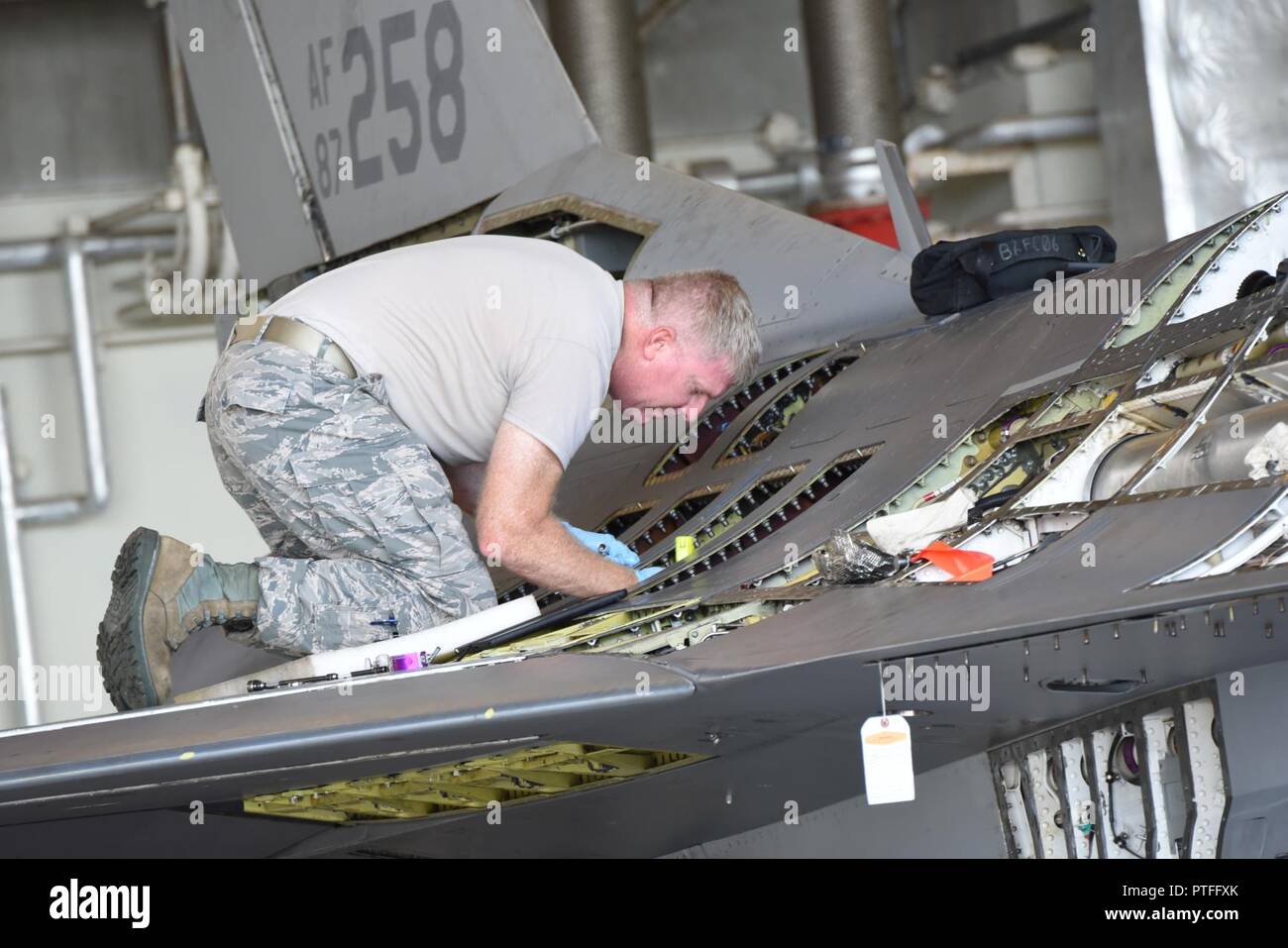 Le sergent de l'US Air Force. David Huber, technicien de maintenance, carburant affecté à la 140e Escadre, Colorado Air National Guard, supprime une pompe d'appoint d'un F-16 Falcon pendant une phase d'inspection, à Kadena Air Base, Okinawa, Japon, Juillet 10, 2017. La Société appuie le Théâtre Security Package (TSP), une formation systématique responsable d'aider à maintenir la stabilité et la sécurité dans la région du Pacifique. Banque D'Images