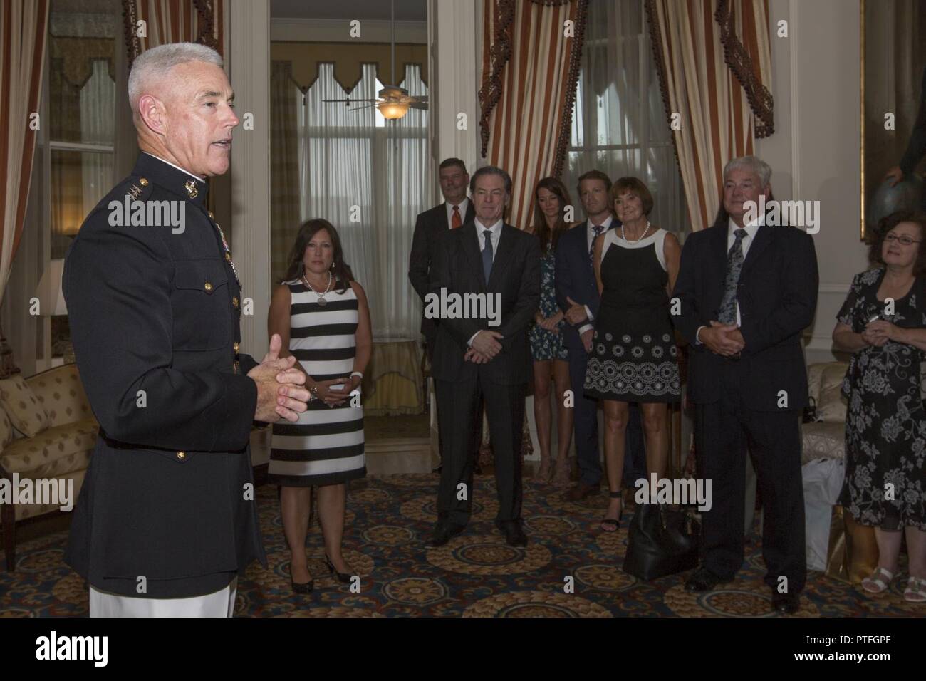 Le général du Corps des Marines américain Brian D. Beaudreault parle de Marines américains et parmi les invités à sa cérémonie de promotion, Marine Barracks Washington, Washington, D.C., le 21 juillet 2017. Beaudreault sera le commandant adjoint pour les plans, les politiques et les activités. Banque D'Images