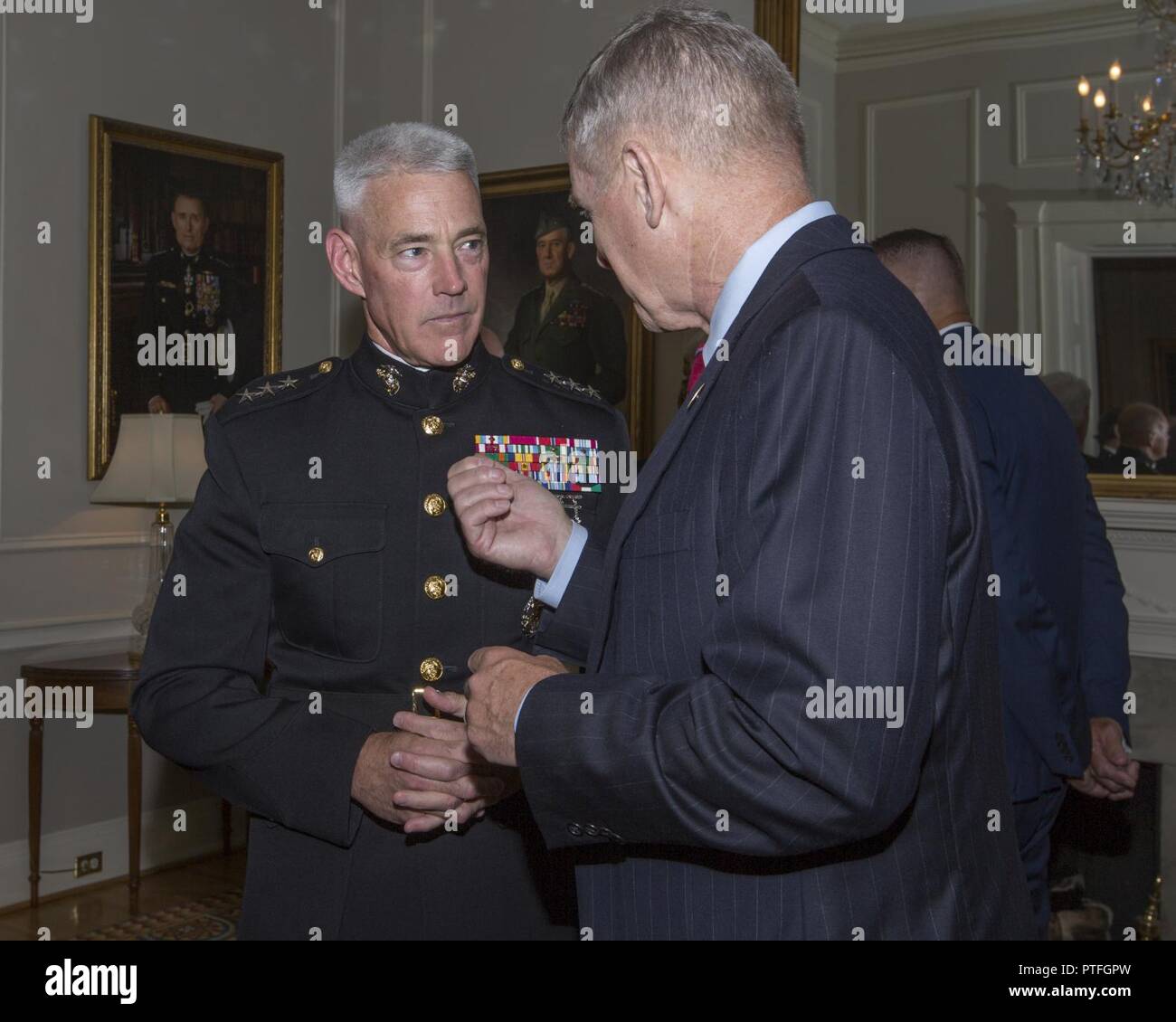 Le général du Corps des Marines américain Brian D. Beaudreault, gauche, parle d'un invité après sa cérémonie de promotion, Marine Barracks Washington, Washington, D.C., le 21 juillet 2017. Beaudreault est promu au grade de lieutenant général et sera le commandant adjoint pour les plans, les politiques et les activités. Banque D'Images