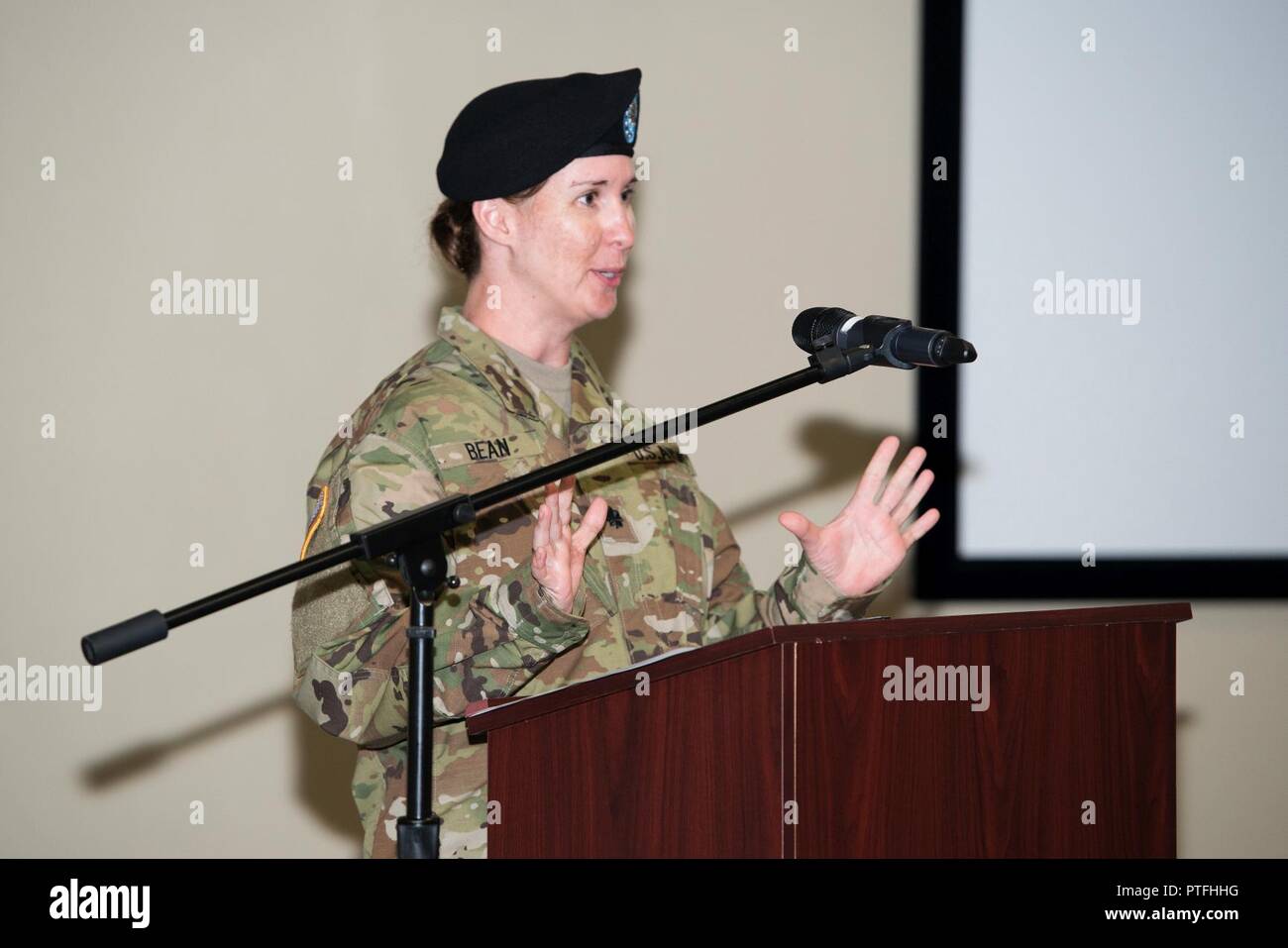 En commandant à venir, LTC Krystal Bean adresse à l'auditoire au cours ...