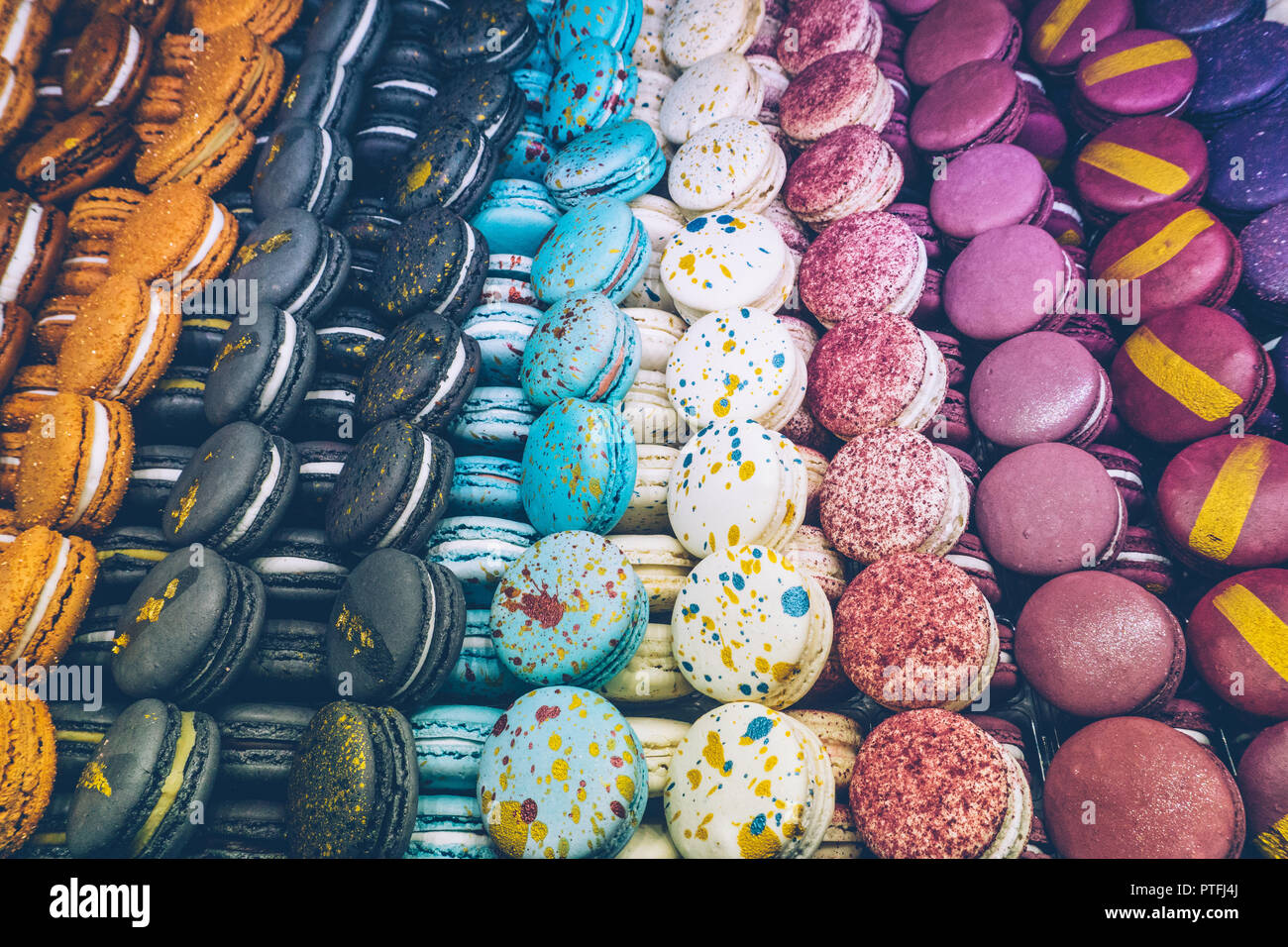 Beaucoup de macarons macarons multicolores (français) sur le magasin de bonbons ou la boulangerie. La pâtisserie française. Close-up, macarons colorés background Banque D'Images