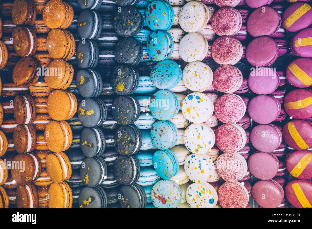 Beaucoup de macarons macarons multicolores (français) sur le magasin de bonbons ou la boulangerie. La pâtisserie française. Close-up, macarons colorés background Banque D'Images