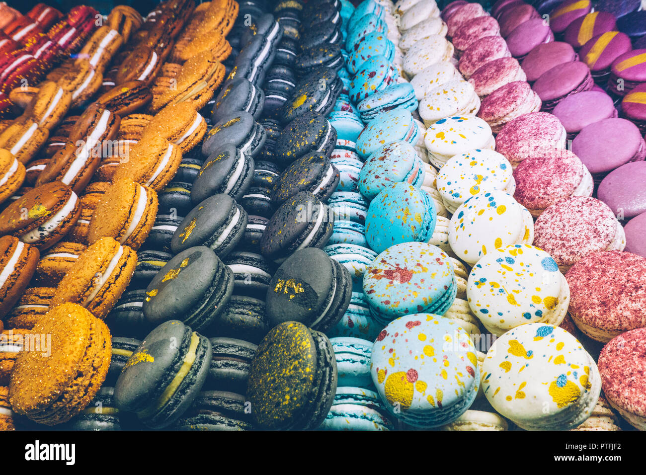 Beaucoup de macarons macarons multicolores (français) sur le magasin de bonbons ou la boulangerie. La pâtisserie française. Close-up, macarons colorés background Banque D'Images