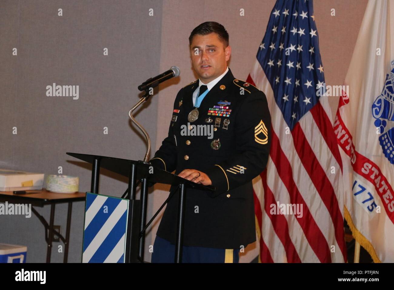 Le Sgt. 1re classe Michael A. Harter, président de la 3ème Division d'infanterie d'Audie Murphy Sergent Club, adresse à l'auditoire au cours d'une cérémonie d'intronisation le SAMC, le 18 juillet 2017, Fort Stewart, GA est le SAMC d' organisation de l'armée américaine pour les sous-officiers dont la direction résultats et performances mérite de gagner la récompense de l'adhésion. Banque D'Images