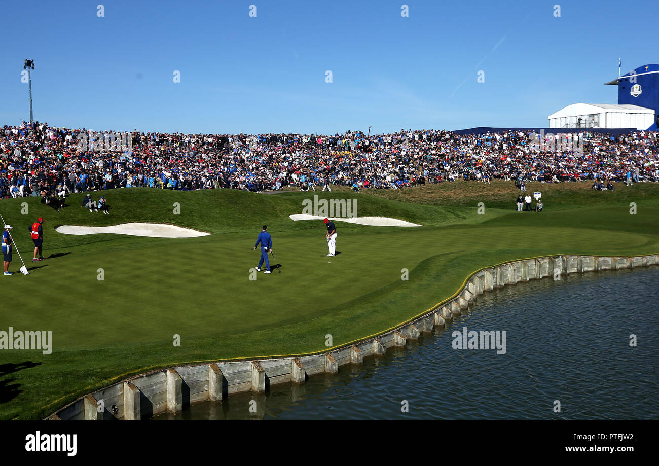 L'Europe de l'équipe et Rory McIlroy Justin Thomas du Team USA sur le premier vert Banque D'Images