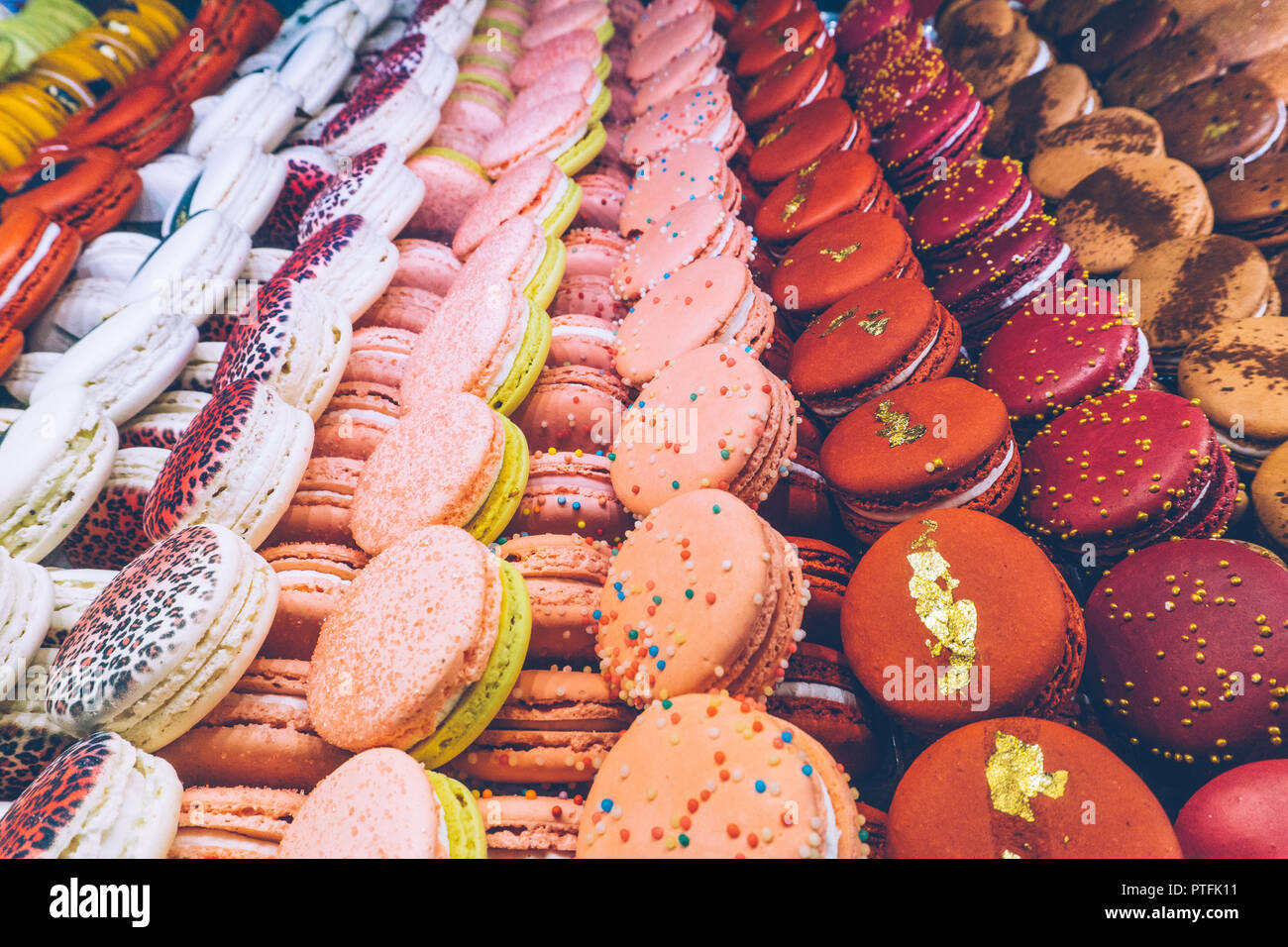 Beaucoup de macarons macarons multicolores (français) sur le magasin de bonbons ou la boulangerie. La pâtisserie française. Close-up, macarons colorés background Banque D'Images