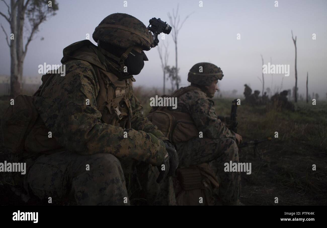 QUEENSLAND, Australie - lance le Cpl. Traevon Richie (à gauche) et de HPF Jurel Velardo riflemen, avec l'entreprise, 3e Bataillon, 4e Régiment de Marines, 1 Division de marines, la Force de rotation Maritime Darwin, fixer leurs packs après un mouvement pendant l'exercice Talisman Saber 17 Exercice de formation sur le terrain - à l'Est, le 19 juillet 2017. L'exercice de l'interopérabilité entre les forces armées des États-Unis et par des Forces de défense australiennes et d'apprendre à partir de leurs tactiques. Talisman Sabre est un exercice organisé conjointement entre américaines du Pacifique et de l'Australian Defence Force du commandement des opérations interarmées, et intègre Banque D'Images