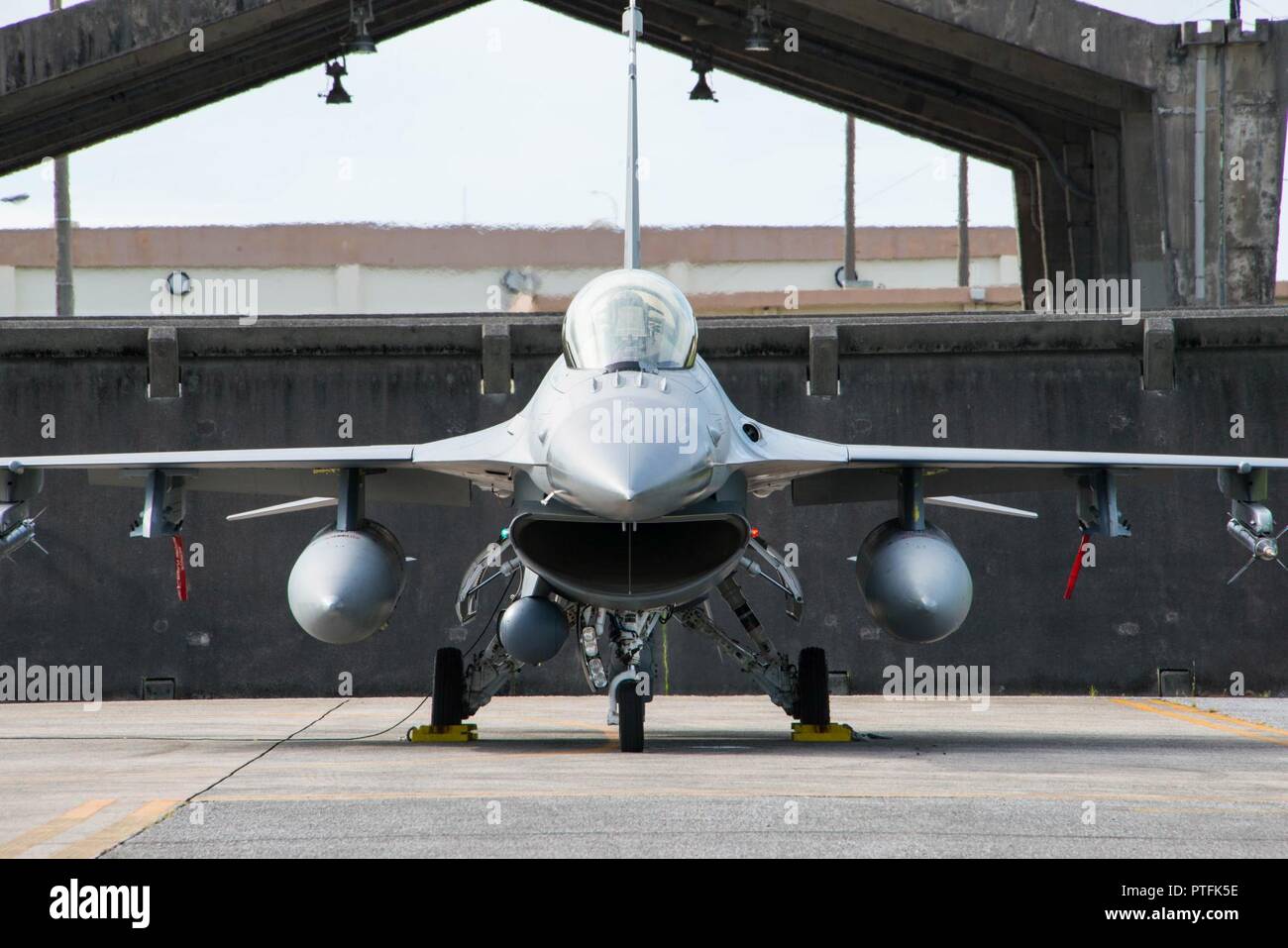 Un U.S. Air Force F-16 Falcon affecté à la 140e Escadre, Colorado Air National Guard est installé sur la piste à Kadena Air Base, Okinawa, Japon, Juillet 11, 2017. La 140e Escadre appuie le Théâtre Security Package (TSP), une formation systématique responsable d'aider à maintenir la stabilité et la sécurité dans la région du Pacifique. Banque D'Images