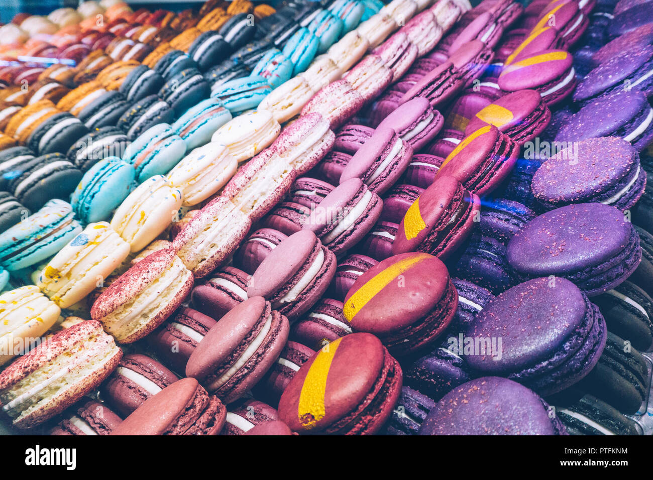 Beaucoup de macarons macarons multicolores (français) sur le magasin de bonbons ou la boulangerie. La pâtisserie française. Close-up, macarons colorés background Banque D'Images