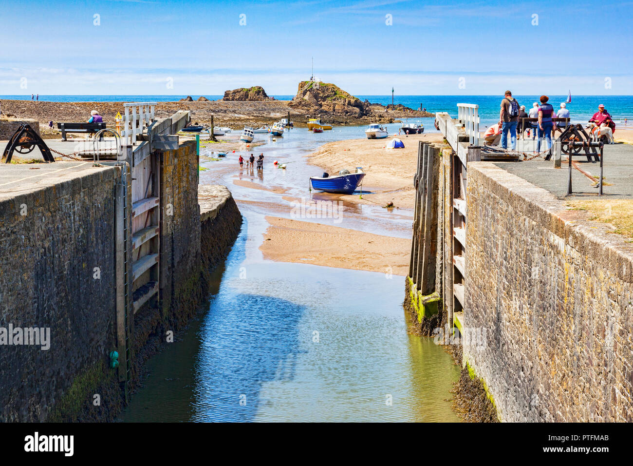 6 Juillet 2018 : Bude, Cornwall, UK - le canal et l'article portes ouvertes à la mer, car les gens se détendre dans la poursuite de la canicule. Banque D'Images