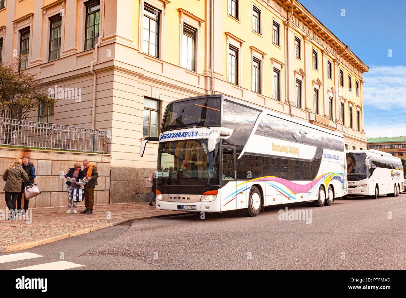 14 Septembre 2018 : Göteborg, Suède - Touristes bus dans le centre de Göteborg, après avoir déposé les passagers à l'hôtel de ville. Banque D'Images