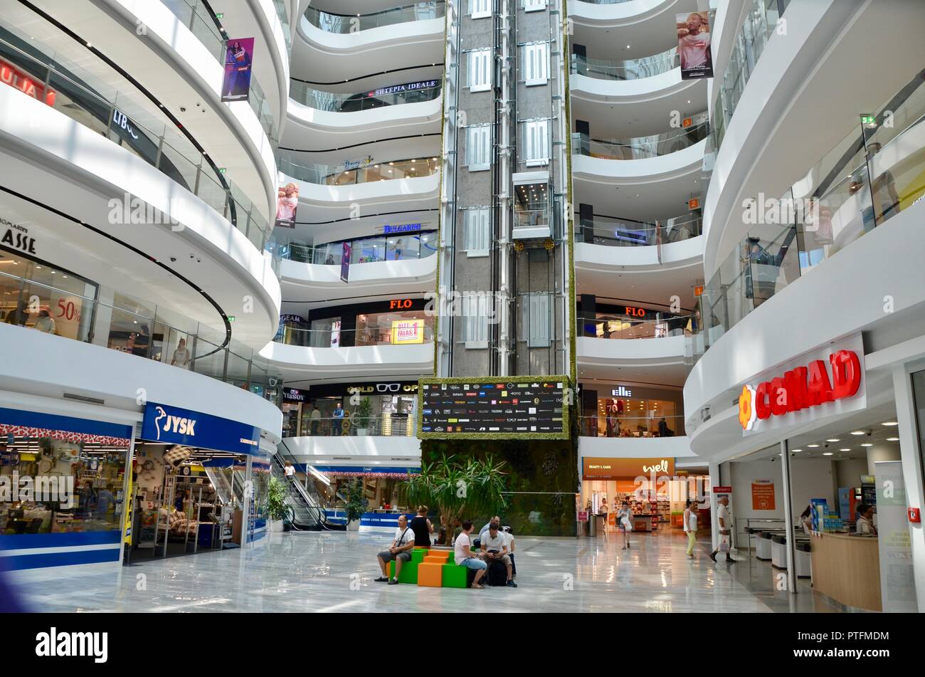 L'intérieur de l'Albanie Tirana toptani shopping centre Photo Stock - Alamy