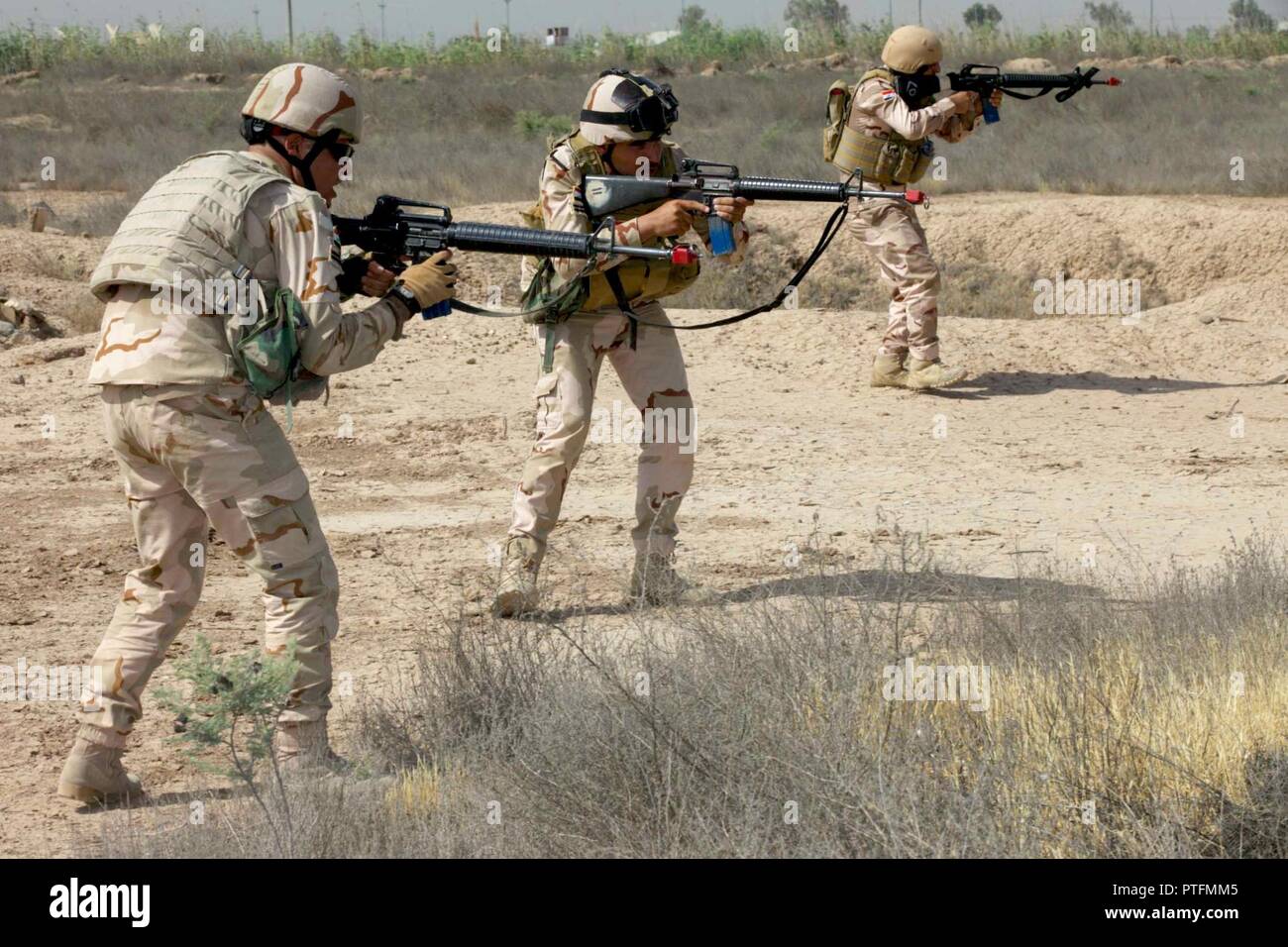 Les soldats de l'armée iraquienne conduite squad mouvements au cours de la formation offensive rural au Camp Taji, l'Iraq, le 15 juillet 2017. Camp Taji est l'un des quatre Combined Joint Task Force - Fonctionnement résoudre inhérent à renforcer les capacités des partenaires endroits consacre à la formation des forces des partenaires et renforcer leur efficacité sur le champ de bataille. Les GFIM - OIR est la Coalition mondiale pour vaincre ISIS en Iraq et en Syrie. Banque D'Images