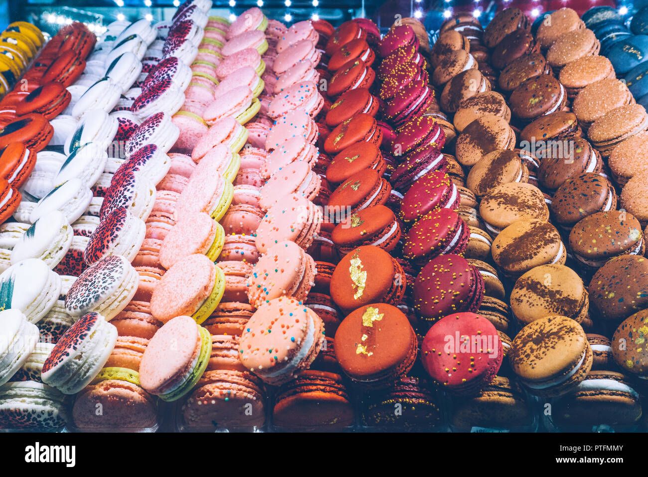 Beaucoup de macarons macarons multicolores (français) sur le magasin de bonbons ou la boulangerie. La pâtisserie française. Close-up, macarons colorés background Banque D'Images