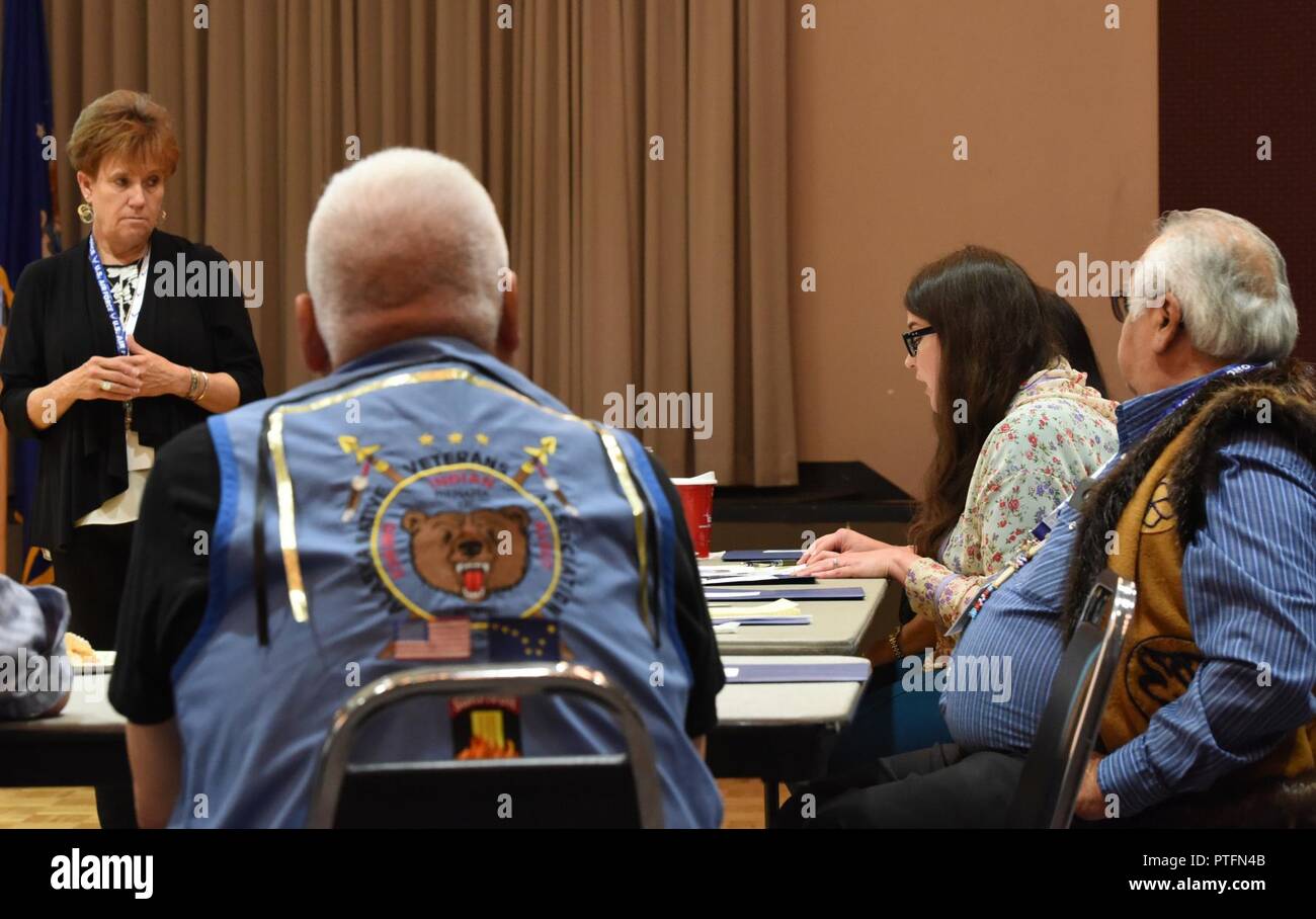 Pamela Miller, ressources culturelles Media Manager pour l'Armée de l'air Ingénieur Civil Centre, Peterson AFB, Californie, écoute comme Jessica Shaw du Conseil autochtone de Nenana, Alaska, Nenana, partage certaines des activités culturelles et communautaires que les deux gouvernements pourraient participer à l'ensemble, au cours d'une réunion des relations tribales à Clear Air Force Station, Alaska, le 12 juillet 2017. Miller et plusieurs autres membres de l'AFCEC, le long avec le personnel de l'effacer et membres de NNC, tenue la réunion et pris le déjeuner ensemble à l'intérieur de la base de l'Alaska-pour aider à rétablir des relations entre l'ien Banque D'Images