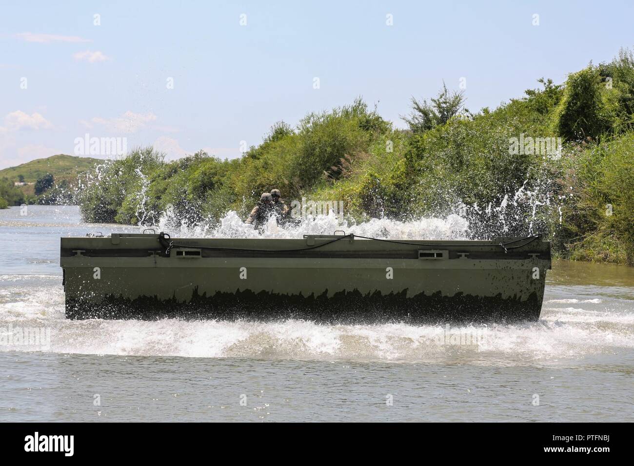 Les soldats de l'armée américaine de la 50e Compagnie du pont multi-rôle, 5e bataillon du génie, 36e Brigade d'ingénieur se préparent à manoeuvrer un ruban amélioré intérieur bridge Bay lors d'une répétition, combler l'écart traversée au cours de l'effort à la gardienne de Sabre Râmnicu Vâlcea, Roumanie 13 juillet 2017. Saber Guardian 2017 est un exercice militaire multinationale impliquant environ 25 000 militaires provenant de 23 pays participants. L'exercice fait partie de l'exercice conjoint de commandement européen pour faire de l'interopérabilité interarmées et interalliées entre Bulgare, Roumain, hongrois, États-Unis Banque D'Images