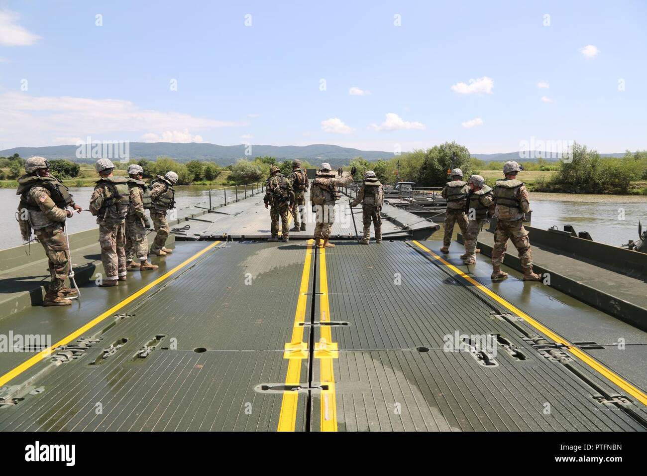 Les soldats de l'armée américaine de la 50e Compagnie du pont multi-rôle 5e bataillon du génie, 36e Brigade d'ingénieur, et les soldats de l'armée néerlandaise de 105e compagnie du génie de l'eau, 101e bataillon du génie inscrivez-vous leur pont sections ensemble lors d'une répétition Gap crossing bridge lors de l'exercice opération sabre au gardien Râmnicu Vâlcea, Roumanie 13 juillet 2017. Saber Guardian 2017 est un exercice militaire multinationale impliquant environ 25 000 militaires provenant de 23 pays participants. L'exercice fait partie de l'exercice conjoint de commandement européen pour faire de Banque D'Images