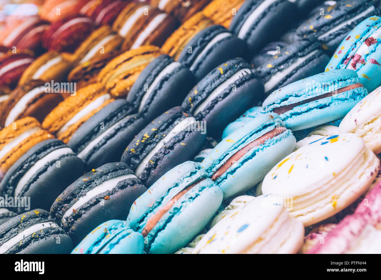 Beaucoup de macarons macarons multicolores (français) sur le magasin de bonbons ou la boulangerie. La pâtisserie française. Close-up, macarons colorés background Banque D'Images