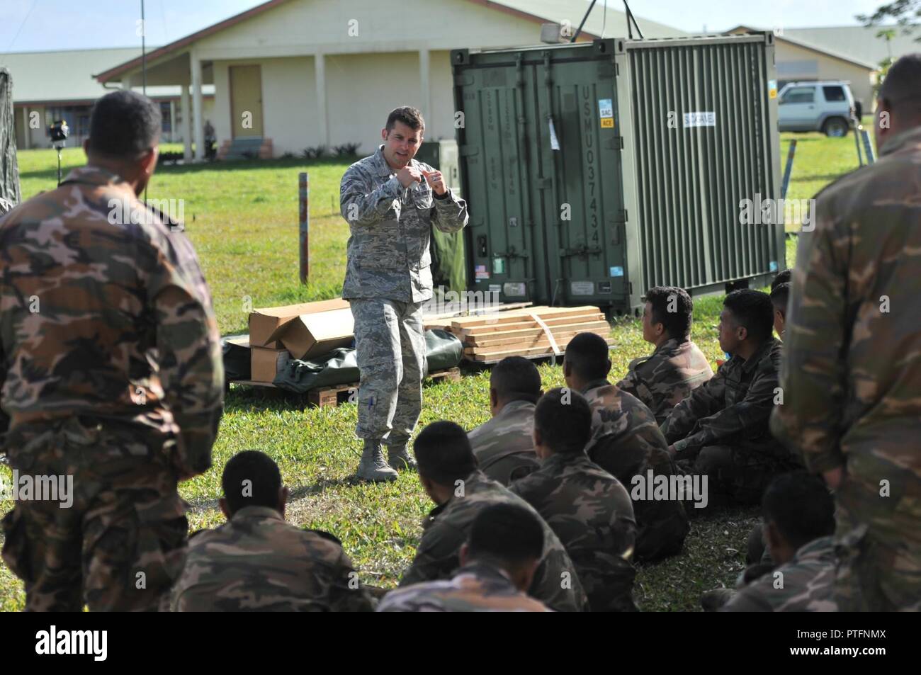Airman Senior James Ward, un technicien médical avec le Nevada Air Guard 152e du groupe médical, informe les soldats de Tonga à propos de techniques de sauvetage pendant l'exercice Tafakula sur l'île de Tongatapu (Tonga, le 20 juillet 2017. Banque D'Images