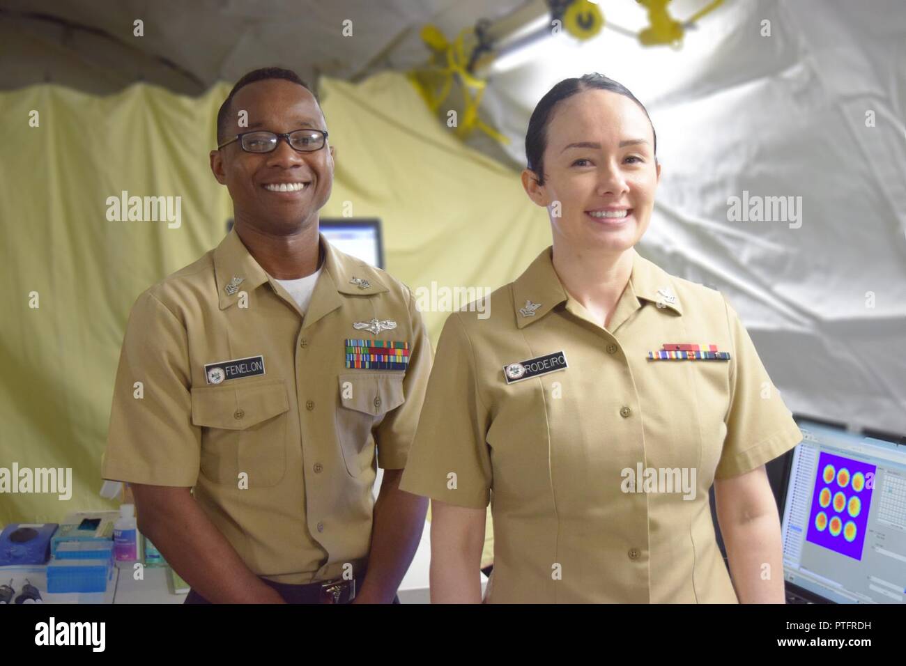 Deux Corpsmen du Naval Medical Research Centre (NMRC) ont été choisis comme candidats pour la Marine américaine préparatoire diplôme de médecine (Programme EMDP2) début en août 2017. Hospital Corpsman First Class Ezechiel Fenelon et de l'hôpital de deuxième classe Corpsman Tania Rodeiro étaient deux des cinq sélectionnées dans la Marine. Banque D'Images