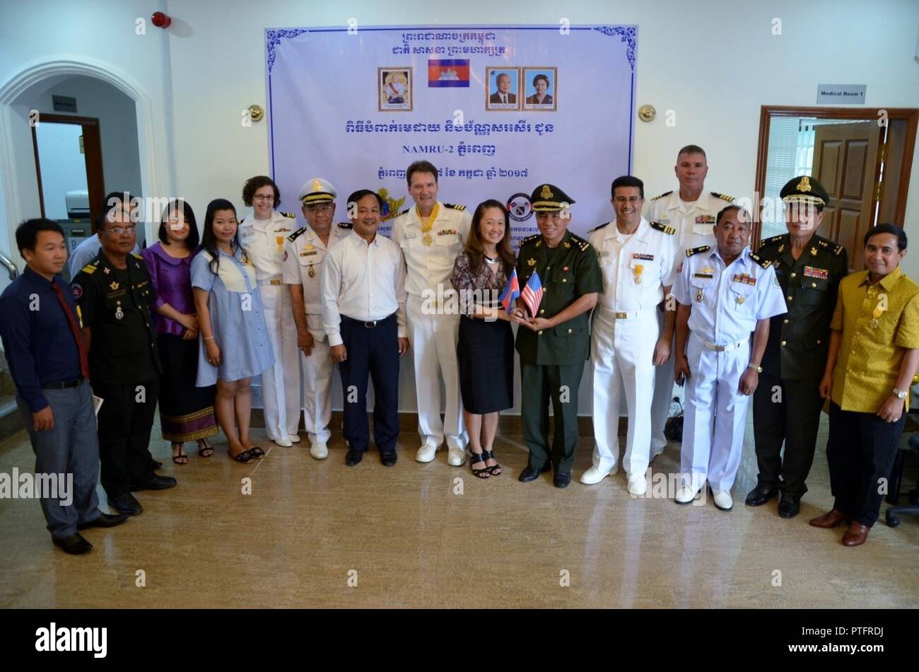 De gauche à droite : M. Seng, Dararith U.S. Naval Medical Research Unit no 2 (NAMRU-2), COL Nou le sarin (Directeur de l'hôpital militaire Em Sra), M. Somme Bunsong Sereisophea, Mme Kheng, Mme Bun Chankesey, le lieutenant Cmdr. Catherine M Berjohn (NAMRU-2), CDRE Prum Sokha (Cambodge Royal Navy AC), le Dr Huy Rekol (CNM) Directeur, la Cmdr. Gary T Brice (NAMRU-2), Mme Julie Chung (DCM, Ambassade des États-Unis), LTG Kong Saly (Directeur, Département de la Santé, Ministère de la Défense nationale), le lieutenant Cmdr. Jamal Dejli (NAMRU-2), le capitaine Marshall Monteville (Commandant, Naval Medical Research Centre - Asie), le CAM Ros Veasna (sous-C Banque D'Images