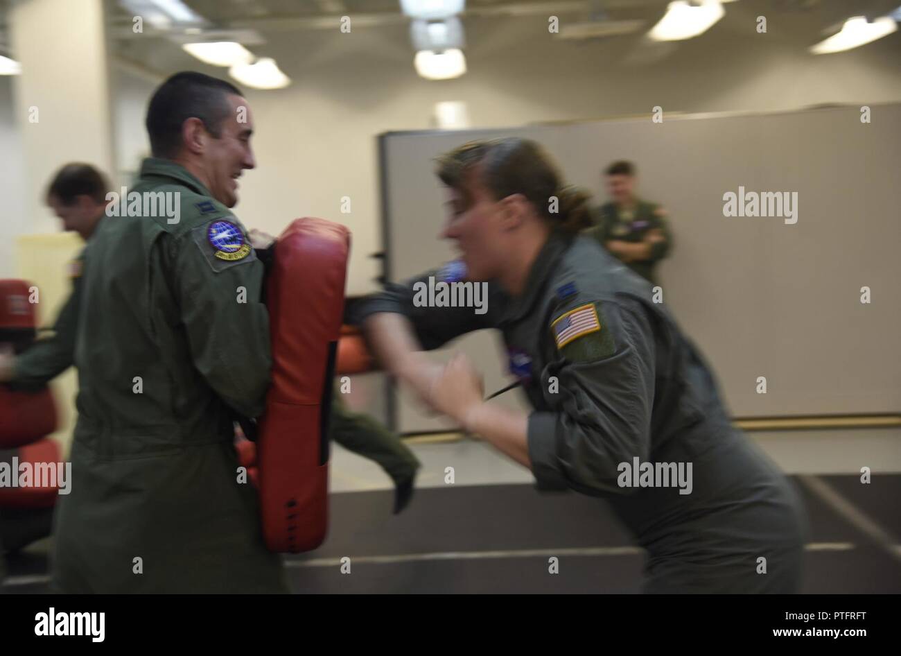 Le capitaine Timmy Gaumer et le capitaine Allison Smith, 349e Escadron de ravitaillement en vol KC-135 Stratotanker, pilotes techniques combatives pratique 13 juillet 2017, à McConnell Air Force Base, Kan. Les participants ont appris les techniques de grappling, techniques de frappe et des moyens de lutter contre une confrontation physique. Banque D'Images