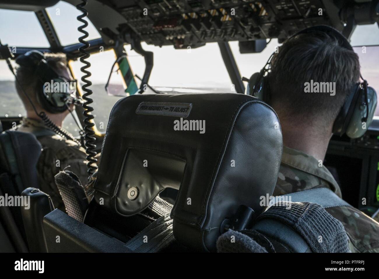 17e de l'US Air Force Special Operations Squadron pilotes regarde par la fenêtre de la U.S. Air Force MC-130J Commando II lors d'un vol en formation dissemblables avec no 40 Squadron Royal New Zealand Air Force le 12 juillet 2017, plus de Queensland, en Australie. L'exécution d'opérations aéroportées tout au long de 2017, le Sabre Talisman événement de formation bilatérale symbolisé la force d'une société qui a évolué au fil des ans. Banque D'Images