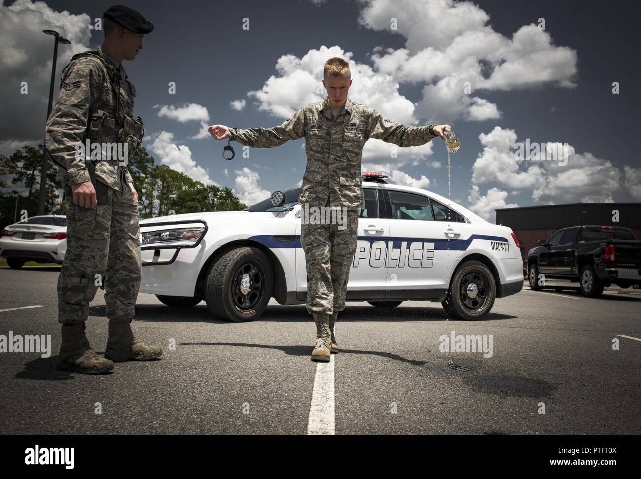 Navigant de première classe Erick Requadt, 23Aile d, photojournaliste, simule un test de sobriété sur route, le 7 juillet 2017, Moody Air Force Base, Ga. lorsqu'un aviateur reçoit une conduite sous l'influence, ils sont admissibles à recevoir à la fois une condamnation civile si pris de base, ainsi que d'une punition donnée à leur discrétion du commandant. La dernière phrase pourrait coûter des milliers de dollars d'amende, la suspension de leur licence, la paperasserie administrative négative, d'une rétrogradation, et éventuellement la perte de carrière ou du reclassement. Banque D'Images