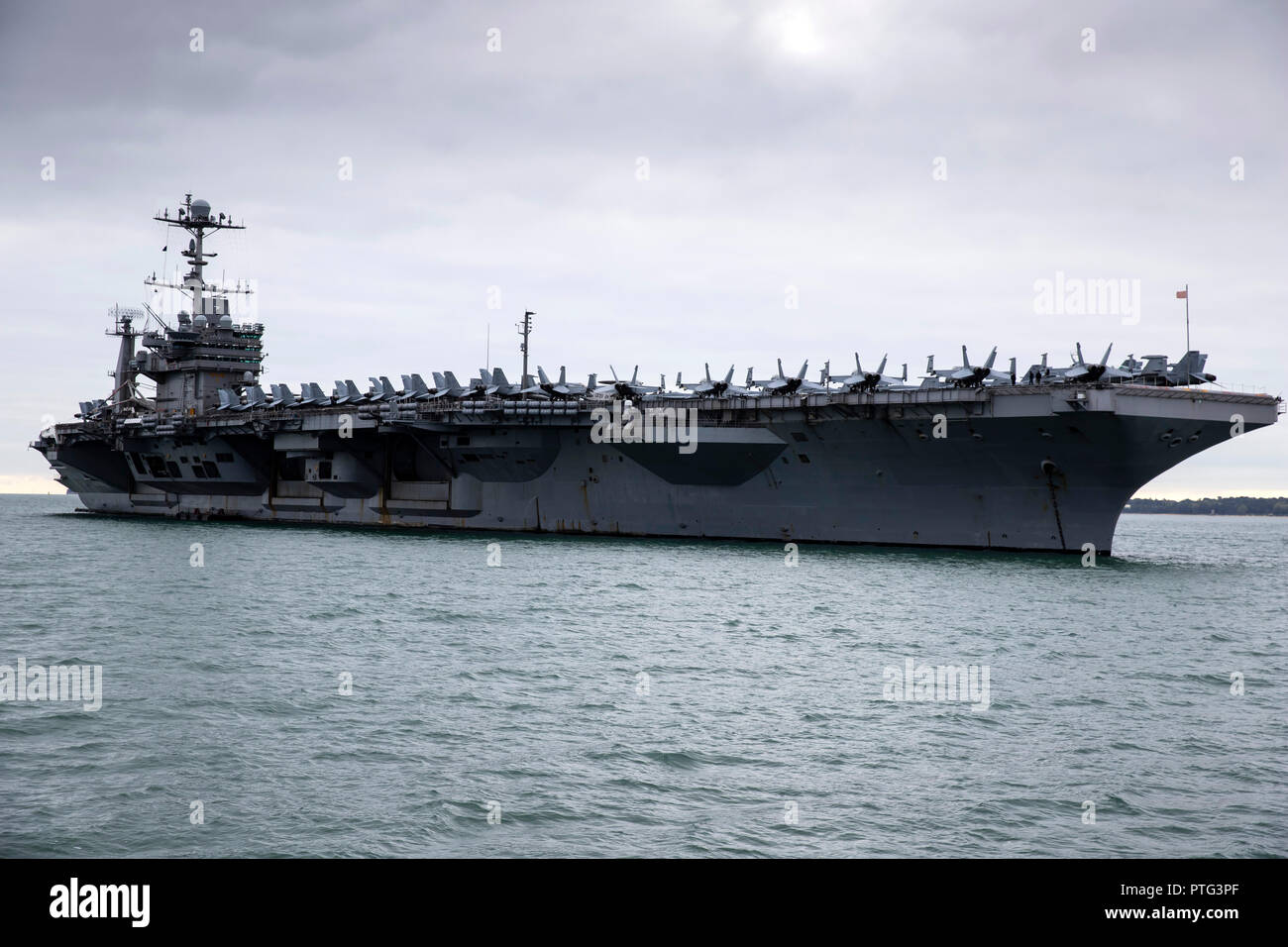 Porte-avions USS Harry S Truman ancré à Stokes Bay, Hampshire le 8 octobre 2018 Banque D'Images