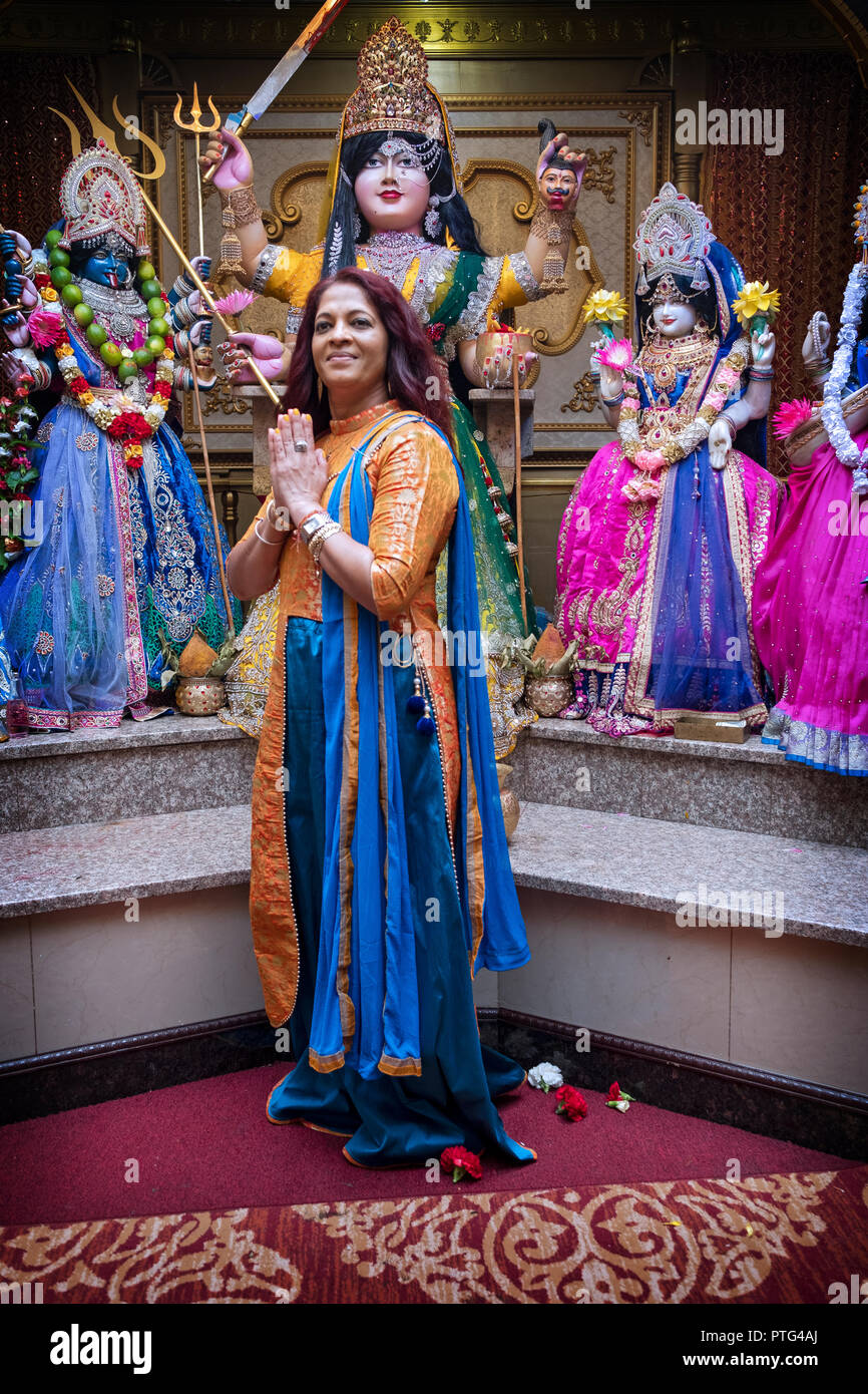 Portrait de posé une jolie femme dans un beau sari à un Hindou Mandir (temple) à Richmond Hill, Queens, New York. Banque D'Images
