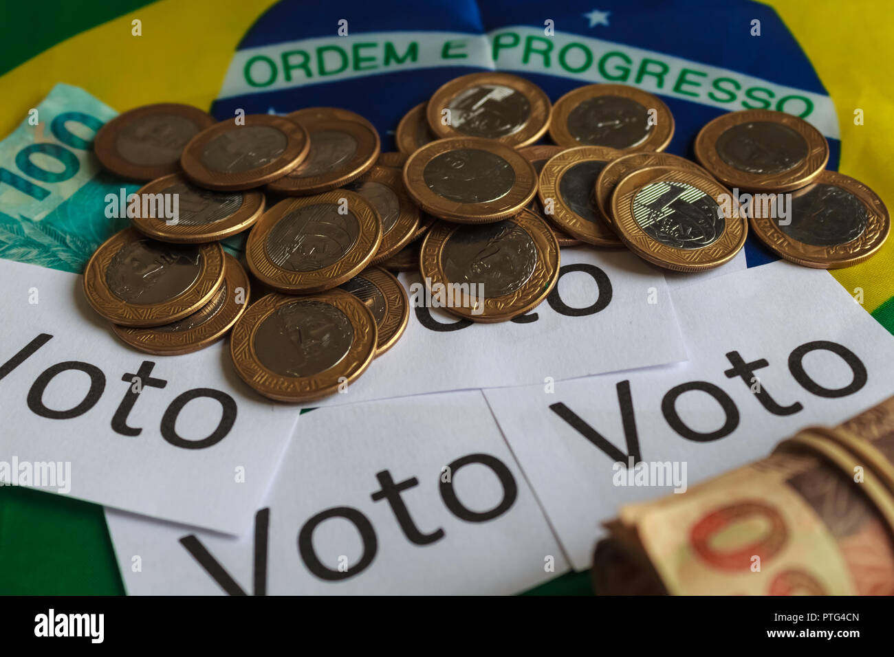 "Voto" (en portugais : Vote), la corruption politique au Brésil et l'achat de voix aux élections. Dans un concept de droit. Banque D'Images