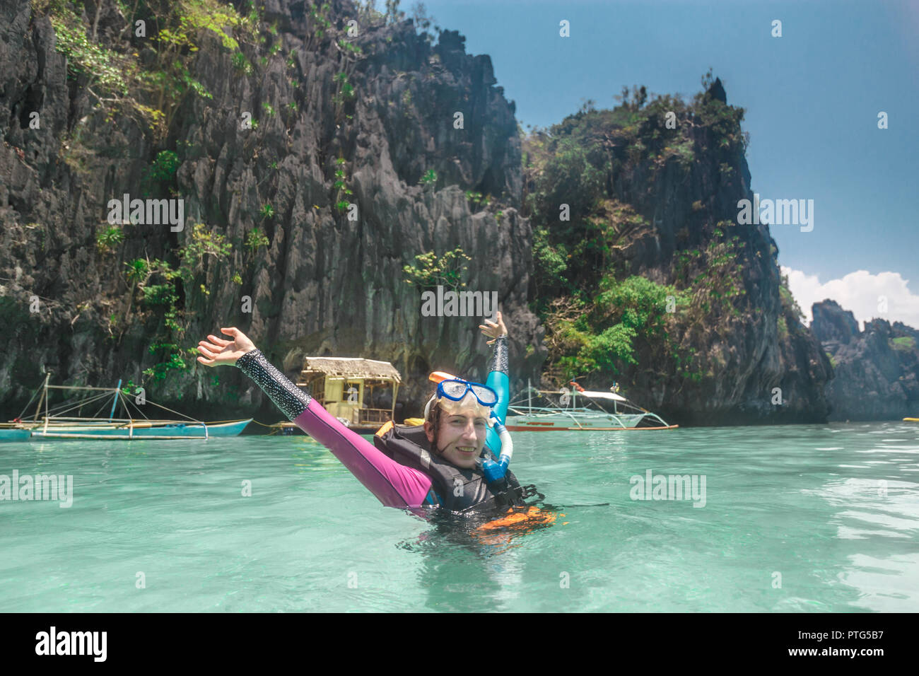 Plongée sous-marine - femme vie d'aventure fun heureux profiter de moment - Voyage autour de merveilles aux Philippines Banque D'Images