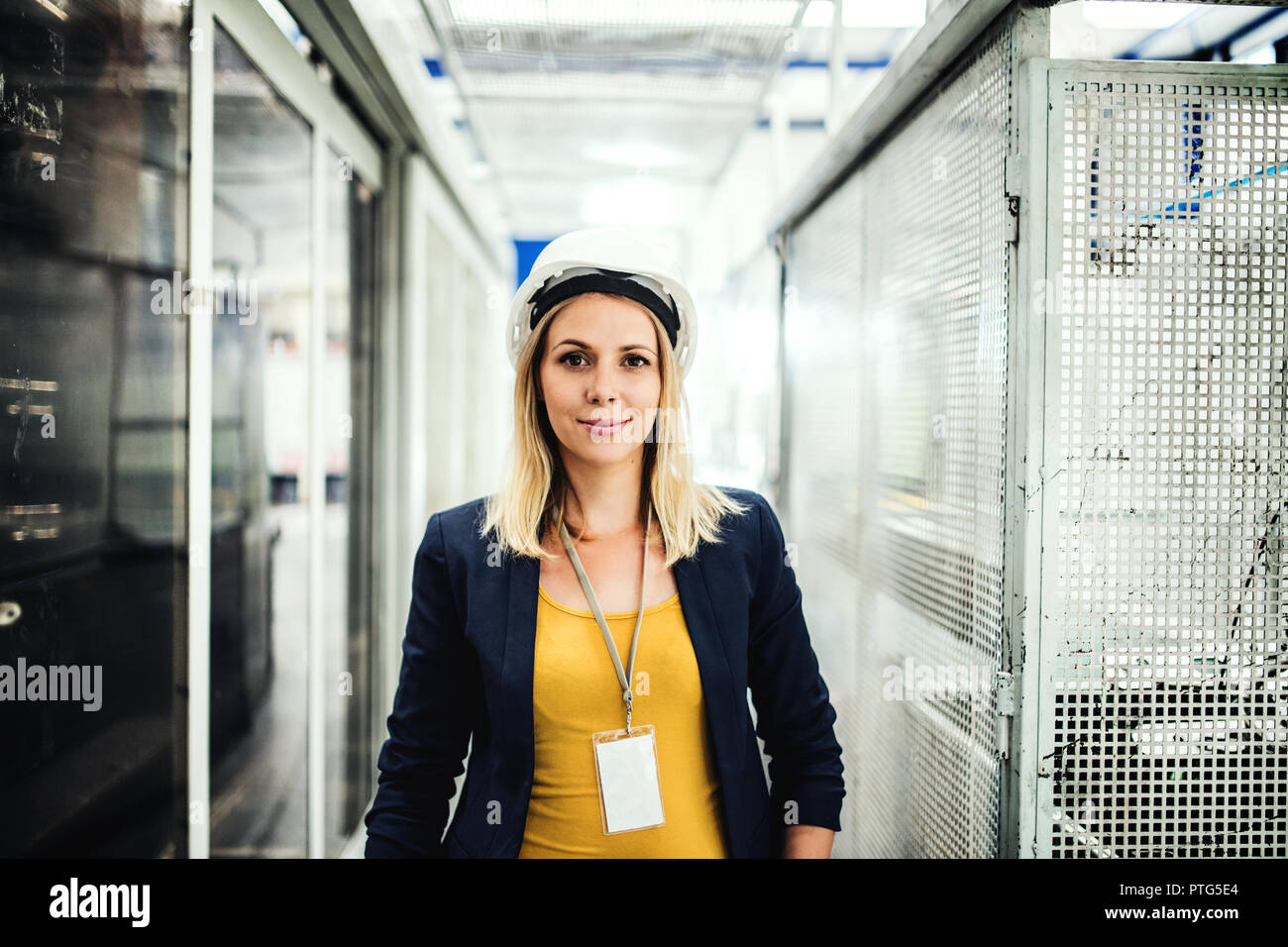 Un portrait d'une femme debout ingénieur industriel dans une usine. Banque D'Images