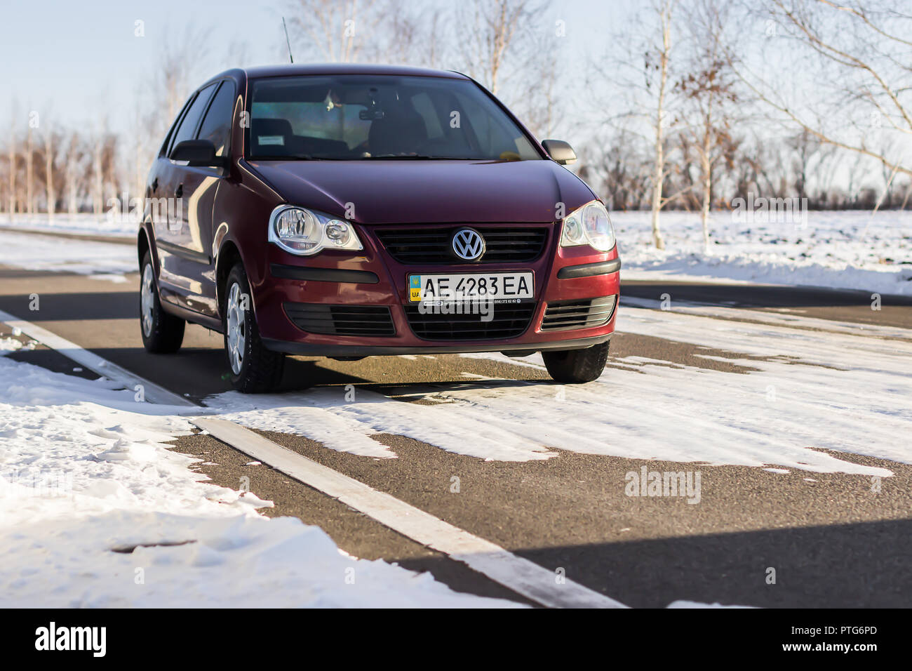 La région de Dnipropetrovsk, Ukraine - février 03, 2014 : Volkswagen Polo couleur bourgogne sur le chemin d'hiver, non-urbain Banque D'Images