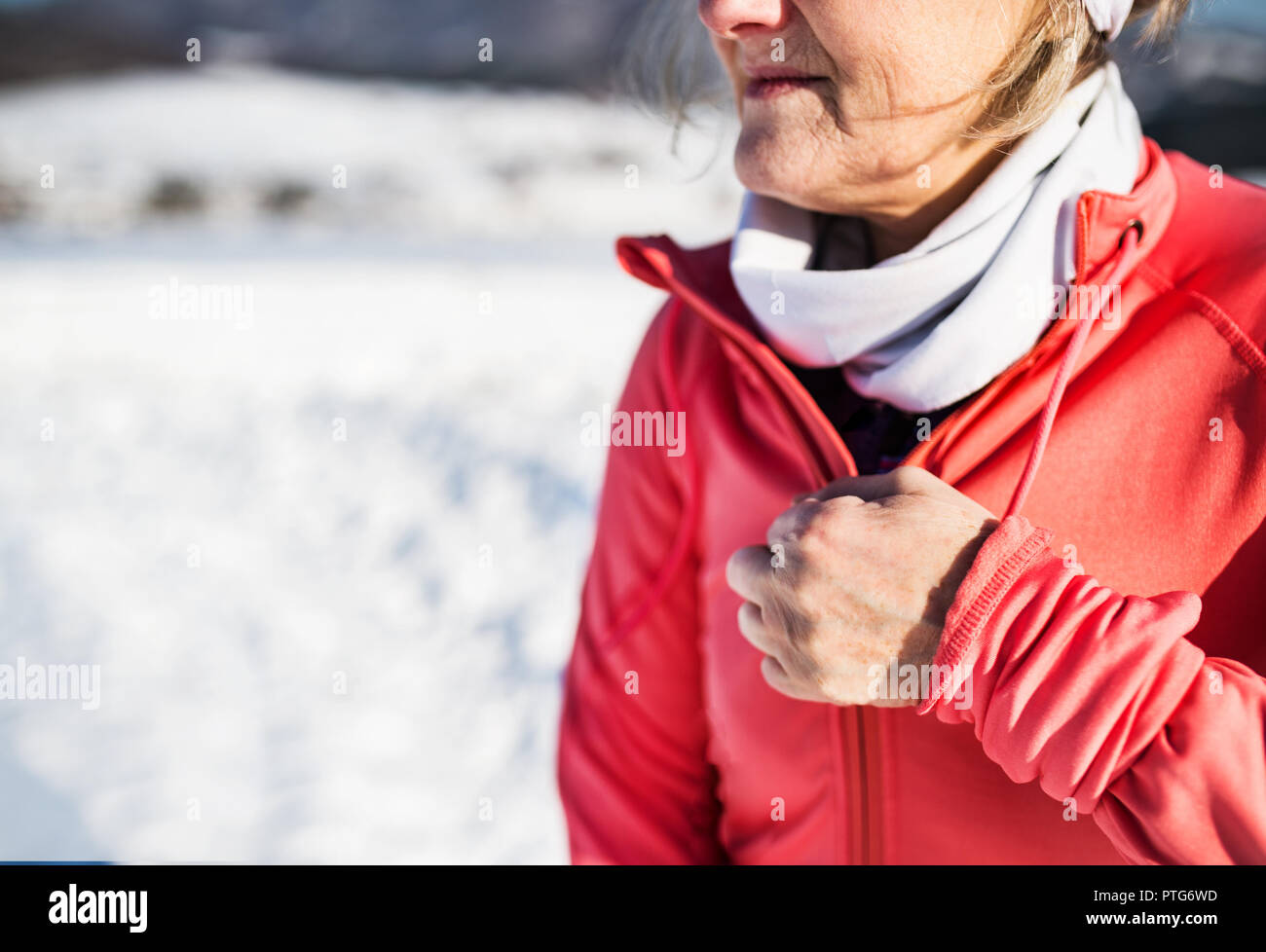Méconnaissable senior woman runner reposant en hiver la nature. Banque D'Images
