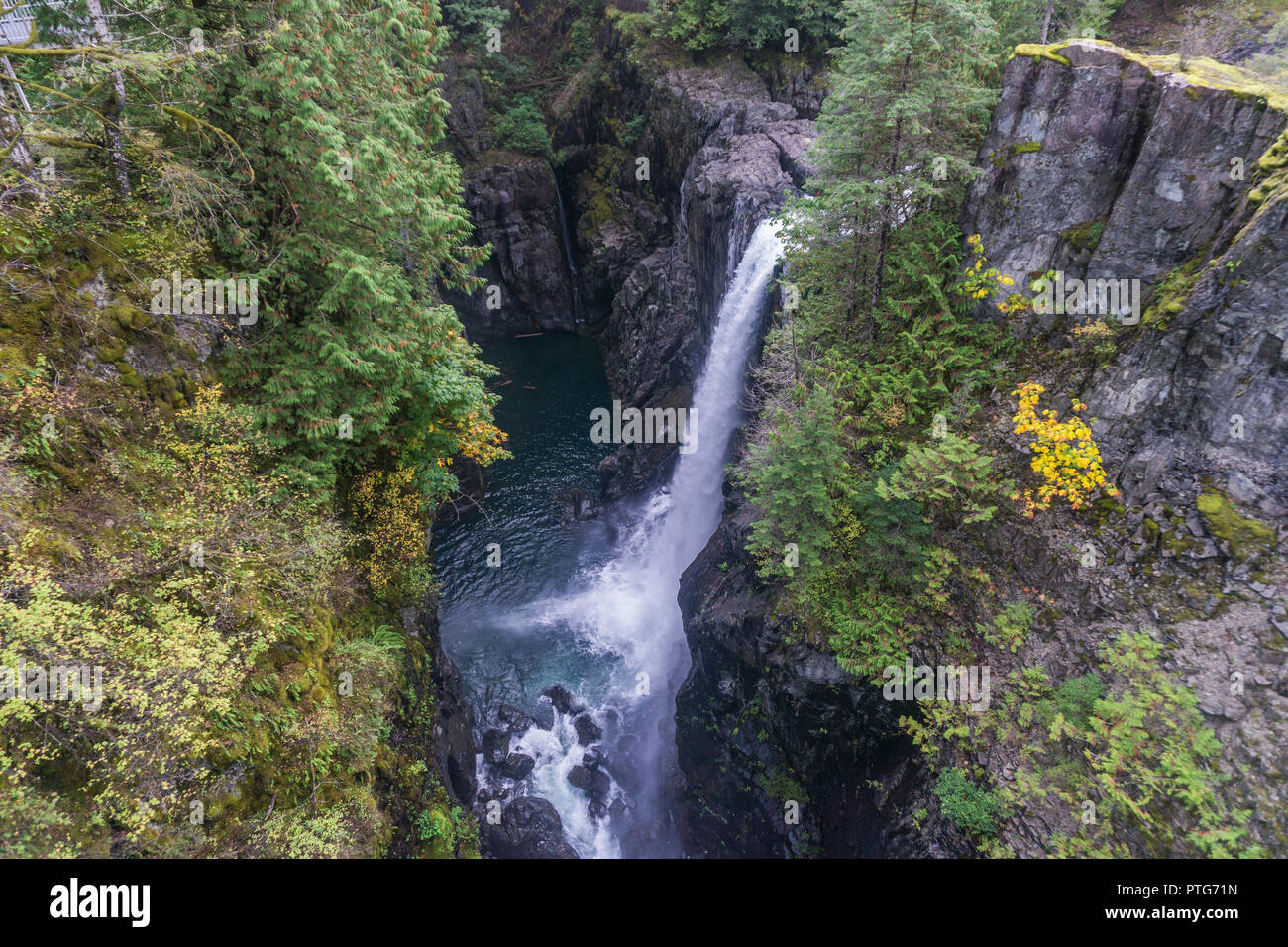 Vue aérienne d'Elk Falls sur l'île de Vancouver, Canada Banque D'Images