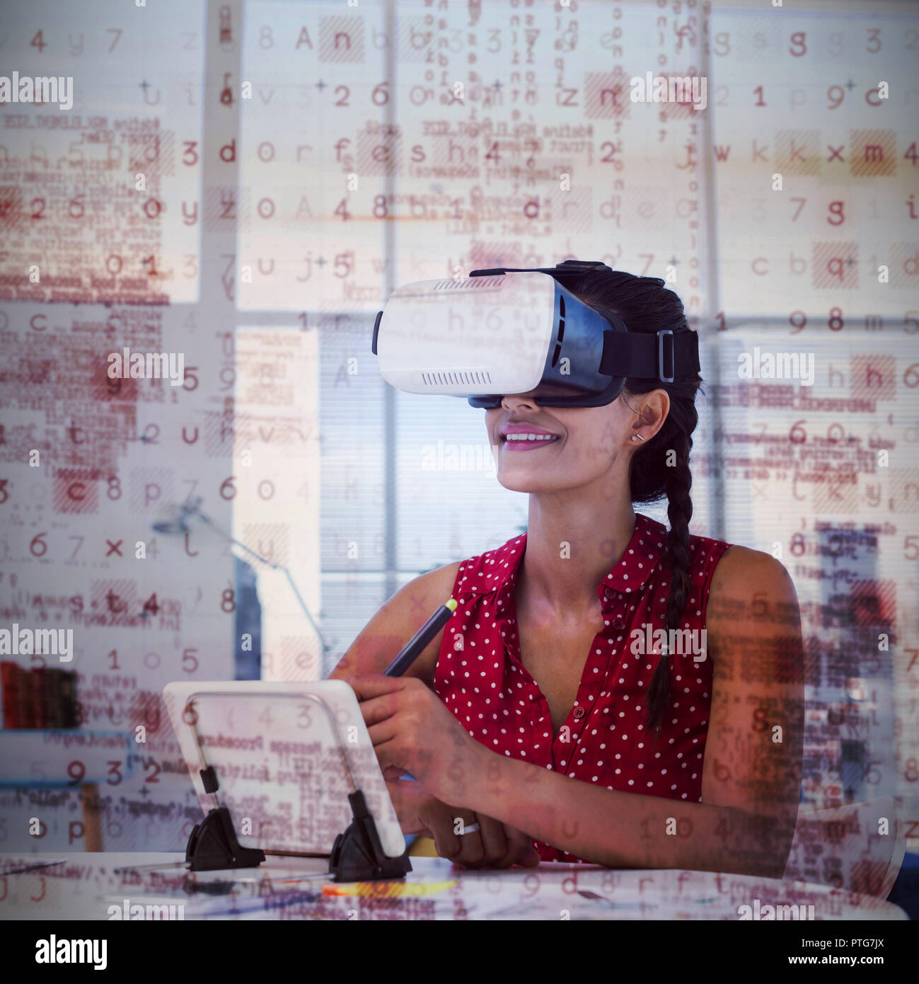 Femme graphiste à casque de réalité virtuelle à l'aide de tablette numérique à 24 Banque D'Images