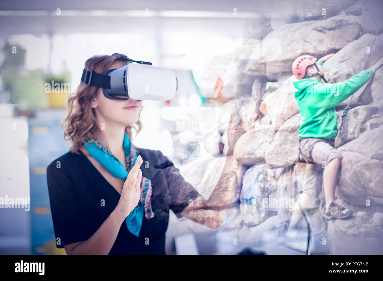 Image composite de femmes portant le casque de réalité virtuelle Banque D'Images