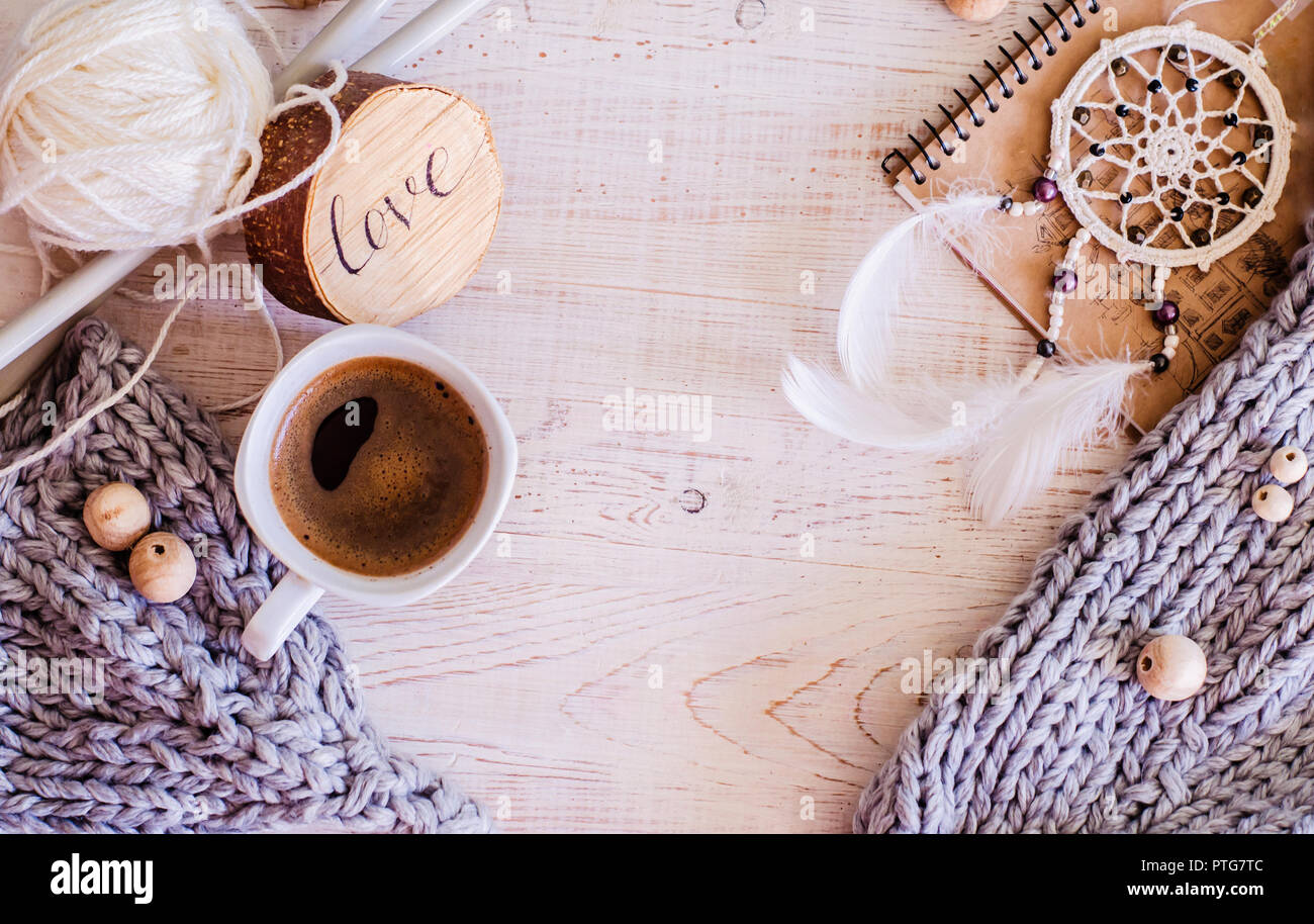 Composition confortable avec du café, des éléments à partir de la laine de mérinos tricoté sur un fond de bois. Une photo dans un style Hygge. Banque D'Images