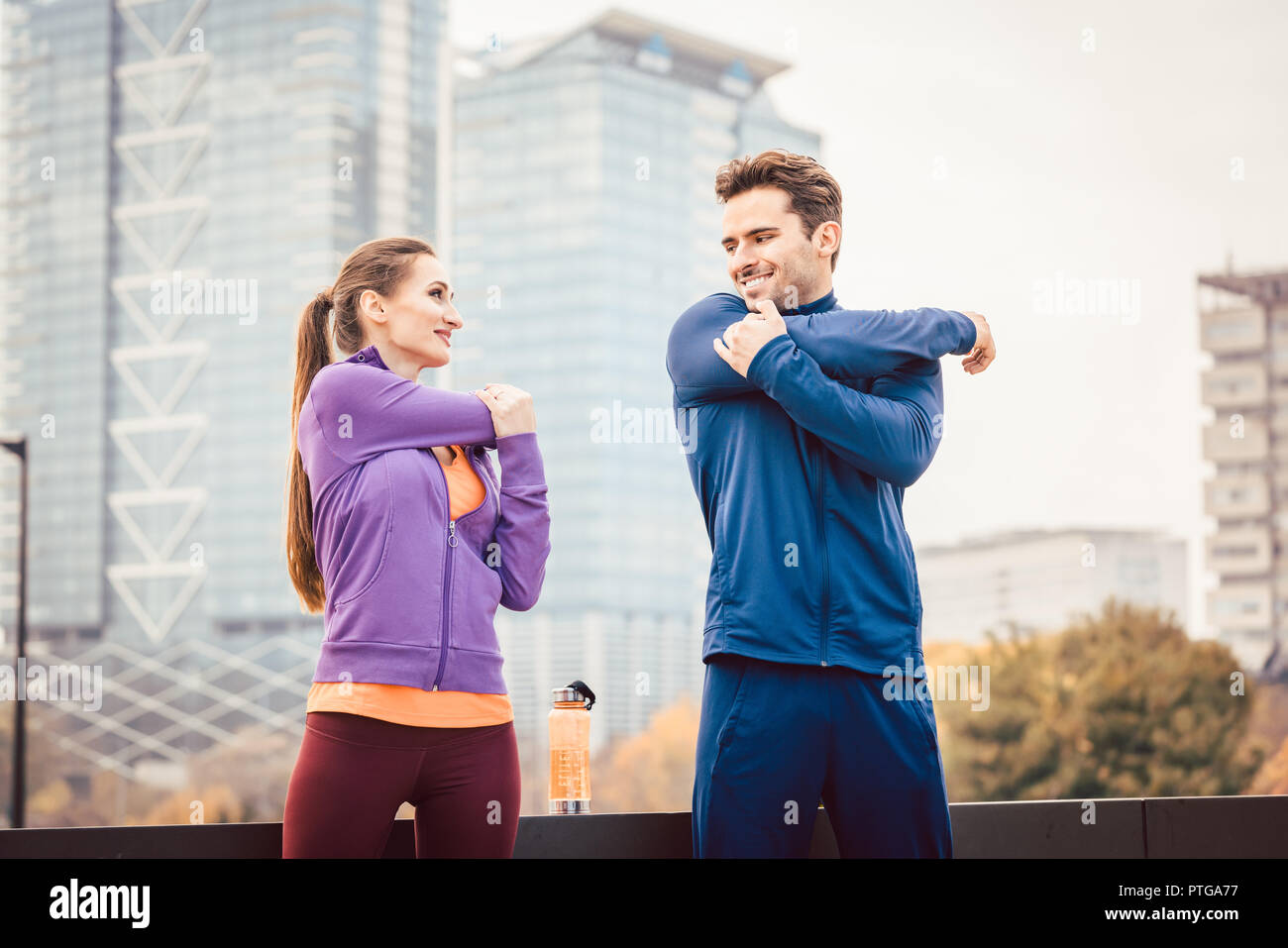 Athletic couple exercising pour une meilleure forme physique dans une ville moderne Banque D'Images