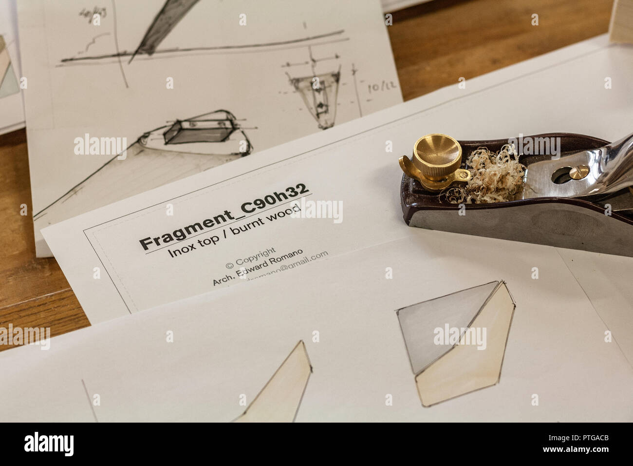 L'éco-friendly tanneur's shop. Détails et se concentrer sur les esquisses du projet, de la sciure et des raboteuses ou ciseaux, tout en jambes pour une table de l'écrou. Banque D'Images