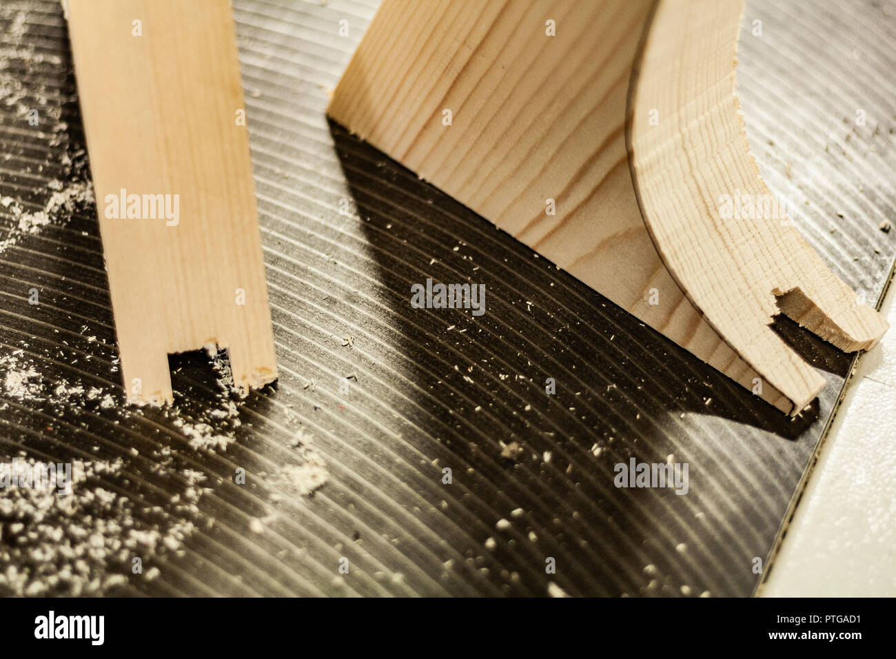 L'éco-friendly tanneur's shop. Détails et se concentrer sur la texture du matériau, de la sciure et des raboteuses ou ciseaux, tout en jambes pour un écrou 24. Banque D'Images