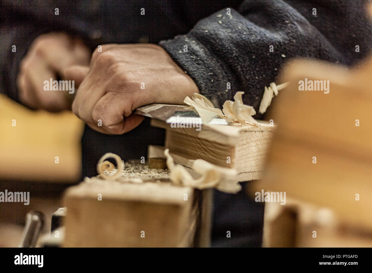 L'éco-friendly tanneur's shop. Détails et se concentrer sur la texture du matériau, de la sciure et des raboteuses ou ciseaux, tout en jambes pour un écrou 24. Banque D'Images