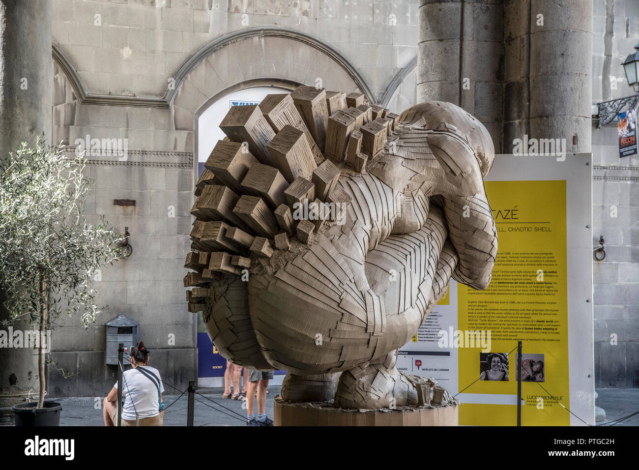 Shell Shell silencieux chaotique. Une sculpture de l'Eugénie Taze-Bernard. Dans la vieille ville de Lucca, Toscane, Italie Banque D'Images