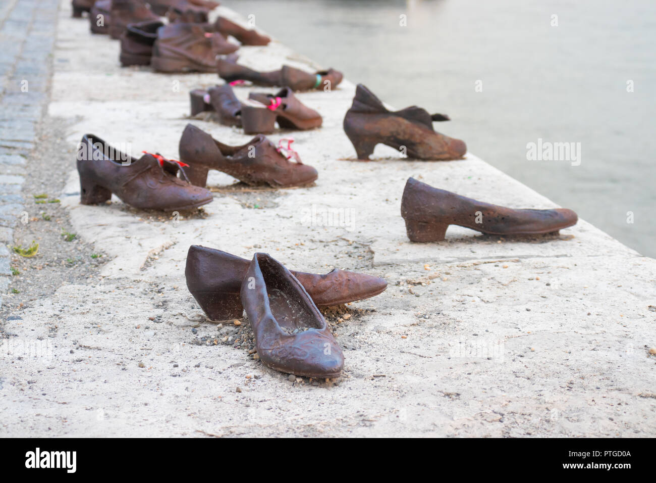Iron shoes memorial river danube Banque de photographies et d'images à  haute résolution - Alamy