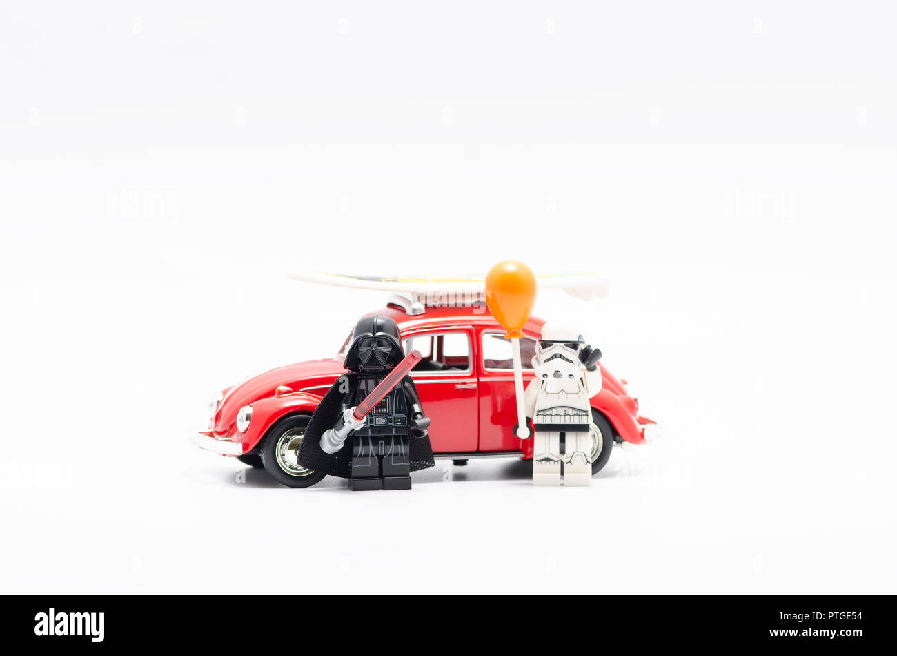 Lego Dark Vador et storm trooper holding balloon avec Volkswagen. Banque D'Images