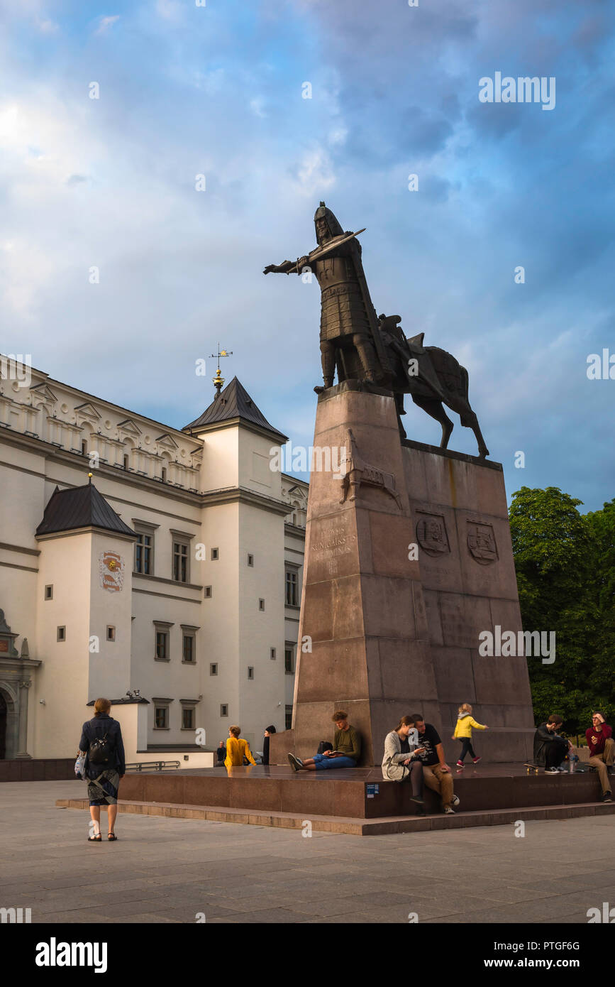 Place de la cathédrale de la Lituanie, de la soirée d'avis de personnes se sont rassemblées autour du monument à Grand-duc Gediminas en place de la cathédrale, la vieille ville de Vilnius. Banque D'Images
